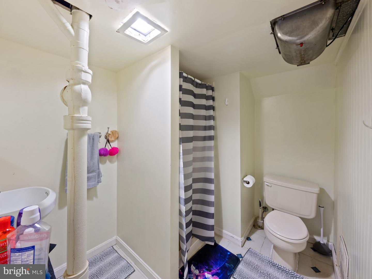 5403 ROLLING RD, SPRINGFIELD, Virginia 22151, 5 Bedrooms Bedrooms, ,3 BathroomsBathrooms,Residential,For sale,5403 ROLLING RD,VAFX2239892 MLS # VAFX2239892