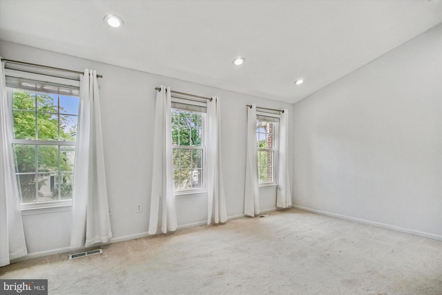 6149 SUMMER PARK LN, ALEXANDRIA, Virginia 22315, 3 Bedrooms Bedrooms, ,3 BathroomsBathrooms,Residential,For sale,6149 SUMMER PARK LN,VAFX2241106 MLS # VAFX2241106