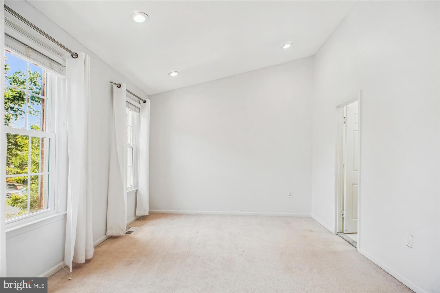6149 SUMMER PARK LN, ALEXANDRIA, Virginia 22315, 3 Bedrooms Bedrooms, ,3 BathroomsBathrooms,Residential,For sale,6149 SUMMER PARK LN,VAFX2241106 MLS # VAFX2241106
