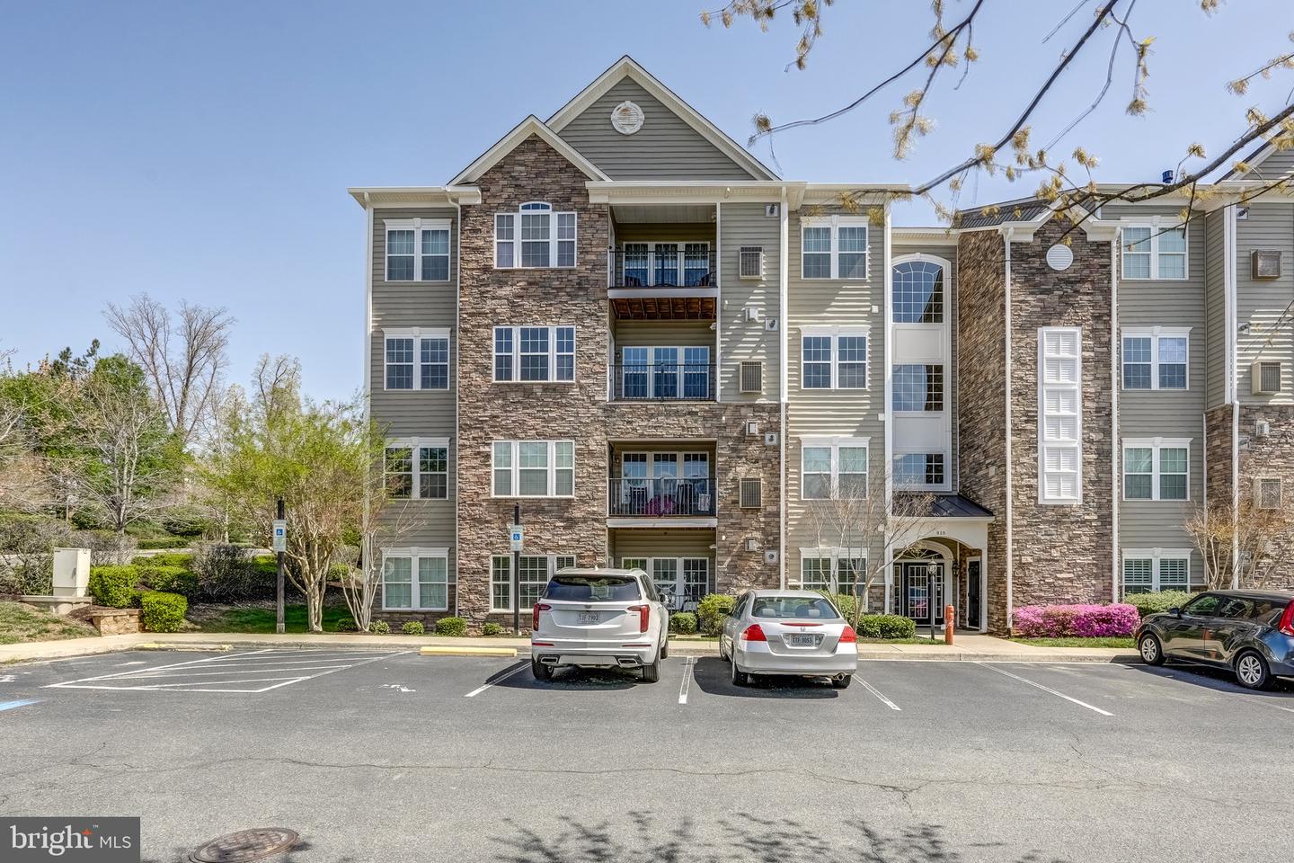 910 WESTWOOD VILLAGE WAY #202, MIDLOTHIAN, Virginia 23114, 2 Bedrooms Bedrooms, ,2 BathroomsBathrooms,Residential,For sale,910 WESTWOOD VILLAGE WAY #202,VACF2001092 MLS # VACF2001092