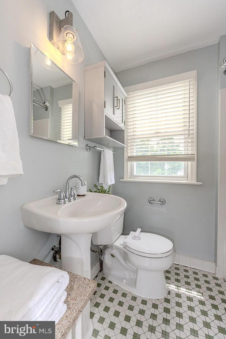 219 E MONROE AVE, ALEXANDRIA, Virginia 22301, 3 Bedrooms Bedrooms, ,2 BathroomsBathrooms,Residential,For sale,219 E MONROE AVE,VAAX2044960 MLS # VAAX2044960