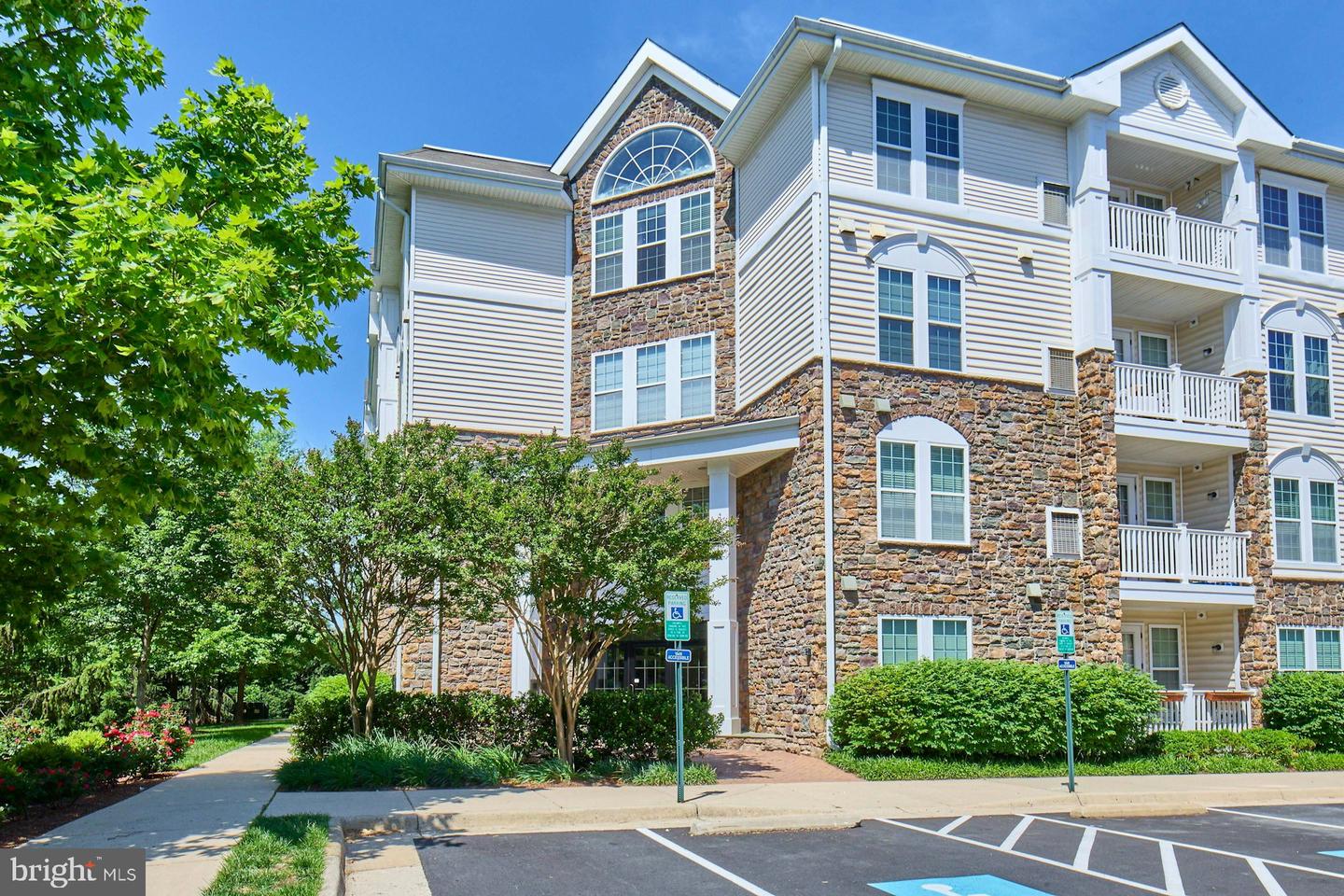 24701 BYRNE MEADOW SQ #402, ALDIE, Virginia 20105, 2 Bedrooms Bedrooms, ,2 BathroomsBathrooms,Residential,For sale,24701 BYRNE MEADOW SQ #402,VALO2096816 MLS # VALO2096816
