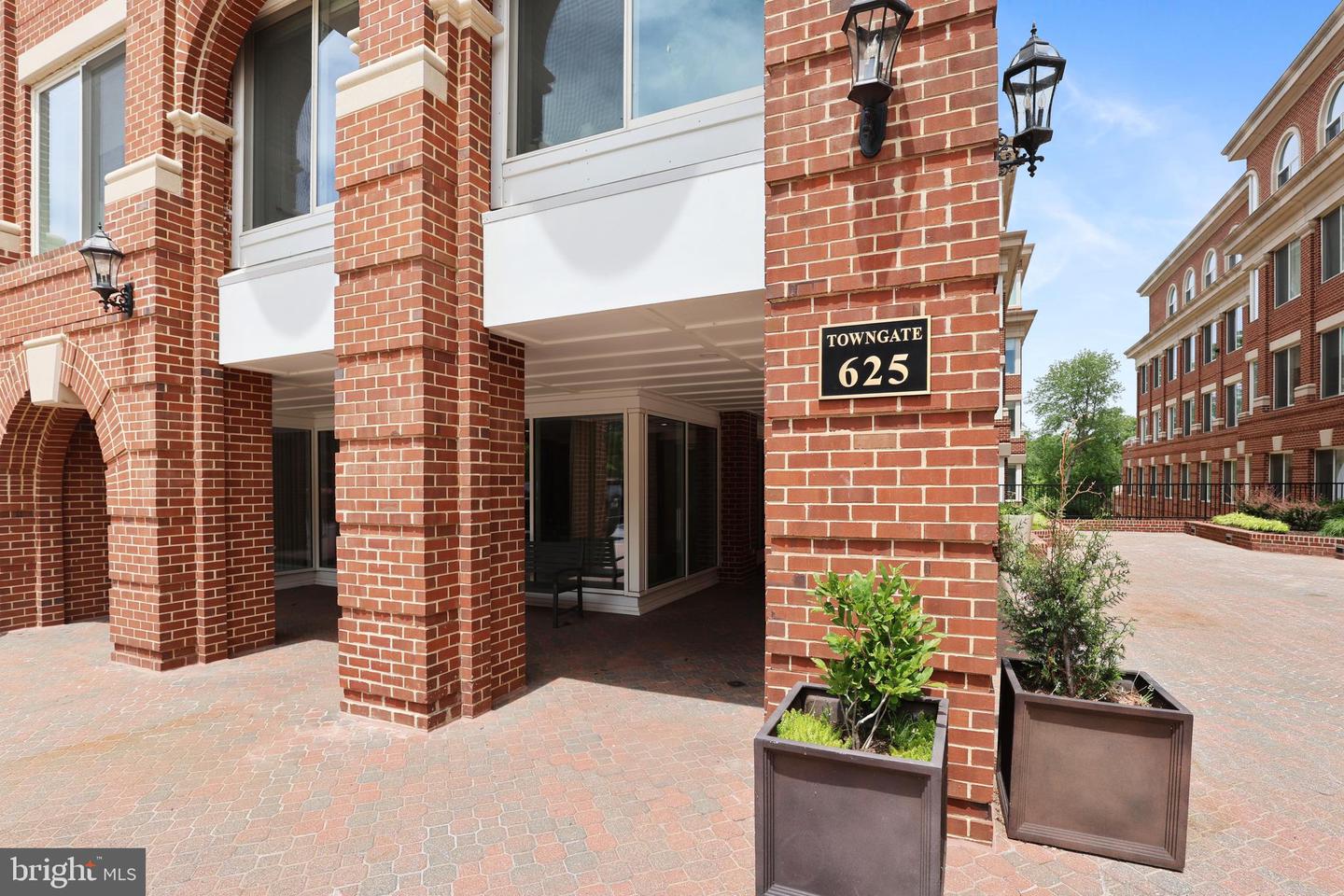 625 SLATERS LN #407, ALEXANDRIA, Virginia 22314, 2 Bedrooms Bedrooms, ,2 BathroomsBathrooms,Residential,For sale,625 SLATERS LN #407,VAAX2045514 MLS # VAAX2045514