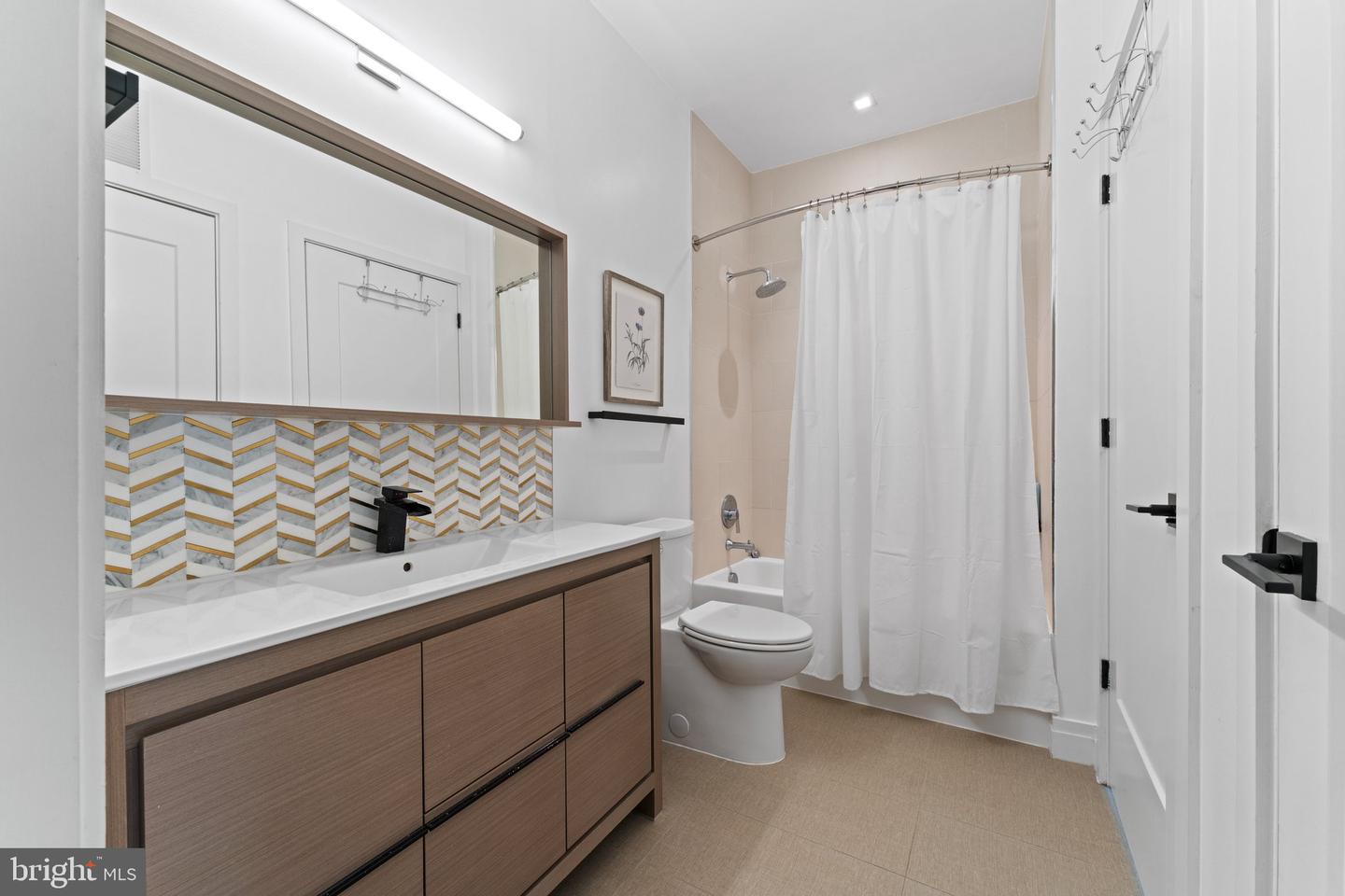 900 11TH ST SE #108, WASHINGTON, District Of Columbia 20003, 1 Bedroom Bedrooms, ,1 BathroomBathrooms,Residential,For sale,900 11TH ST SE #108,DCDC2201090 MLS # DCDC2201090
