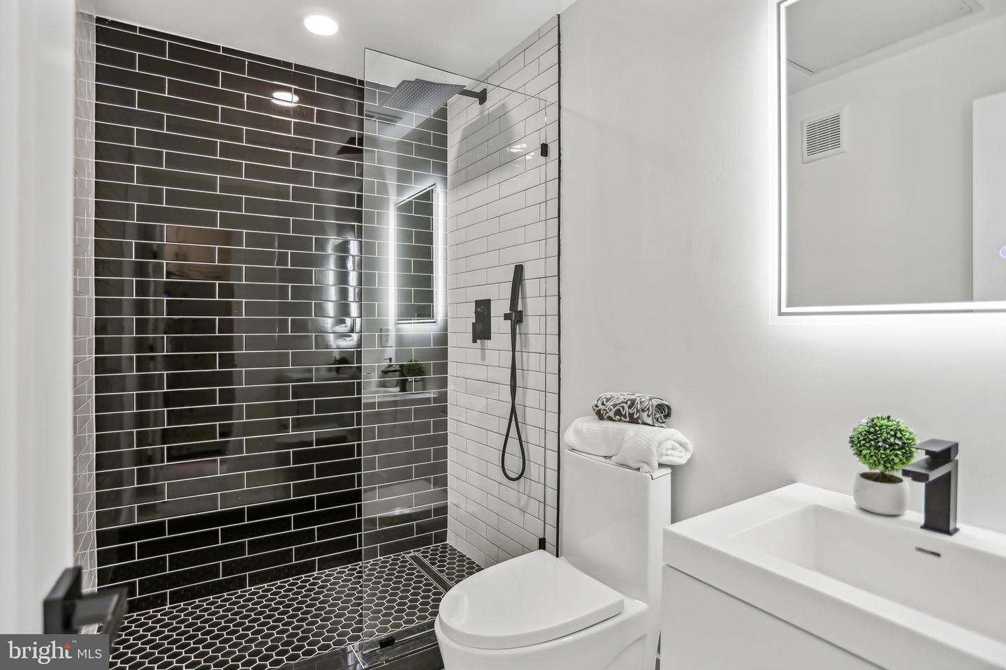 611 KENNEDY ST NW #402, WASHINGTON, District Of Columbia 20011, 3 Bedrooms Bedrooms, ,2 BathroomsBathrooms,Residential,For sale,611 KENNEDY ST NW #402,DCDC2202040 MLS # DCDC2202040