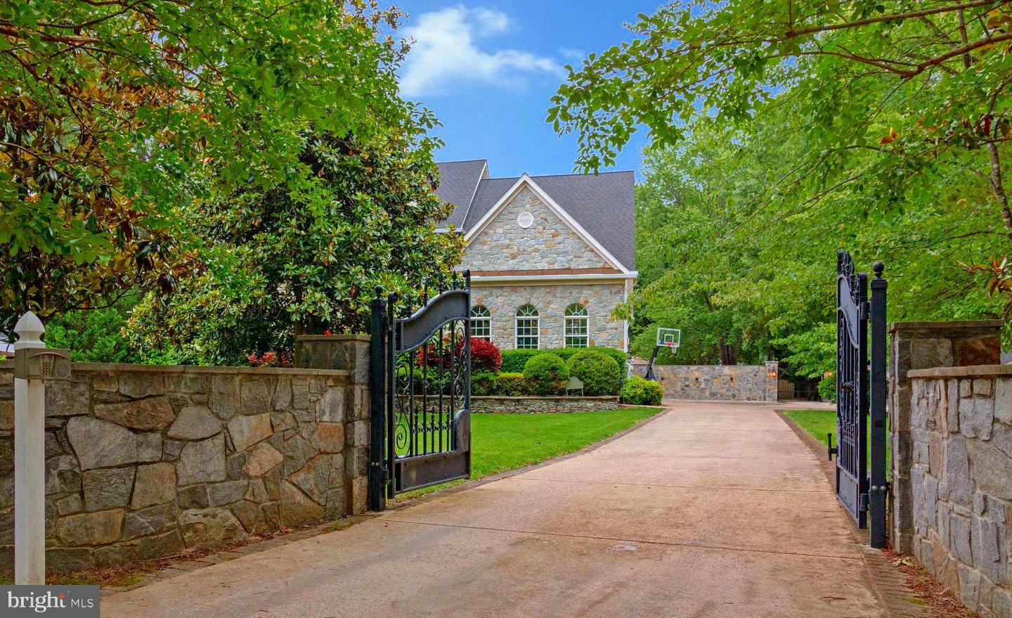2504 SHERWOOD HALL LN, ALEXANDRIA, Virginia 22306, 5 Bedrooms Bedrooms, ,4 BathroomsBathrooms,Residential,For sale,2504 SHERWOOD HALL LN,VAFX2230476 MLS # VAFX2230476