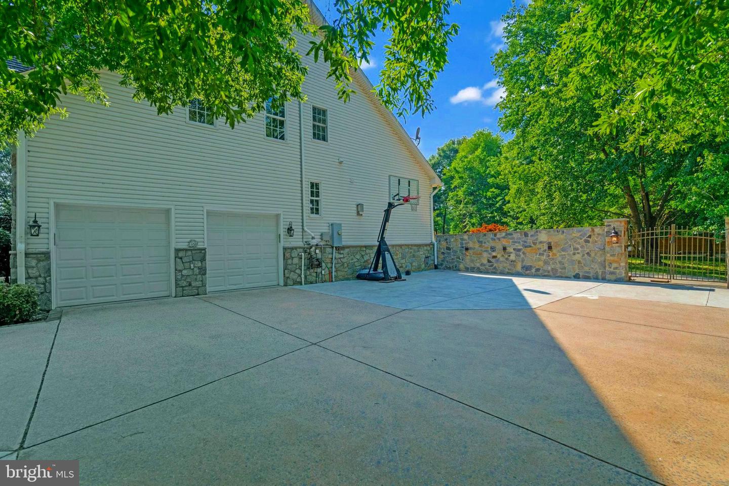 2504 SHERWOOD HALL LN, ALEXANDRIA, Virginia 22306, 5 Bedrooms Bedrooms, ,4 BathroomsBathrooms,Residential,For sale,2504 SHERWOOD HALL LN,VAFX2230476 MLS # VAFX2230476
