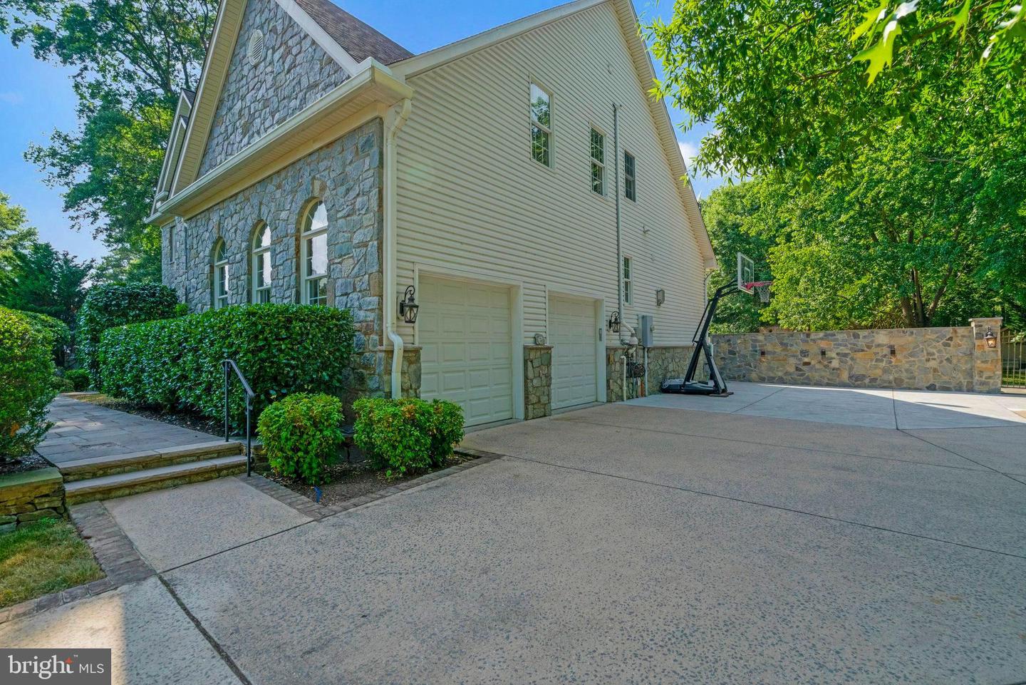 2504 SHERWOOD HALL LN, ALEXANDRIA, Virginia 22306, 5 Bedrooms Bedrooms, ,4 BathroomsBathrooms,Residential,For sale,2504 SHERWOOD HALL LN,VAFX2230476 MLS # VAFX2230476