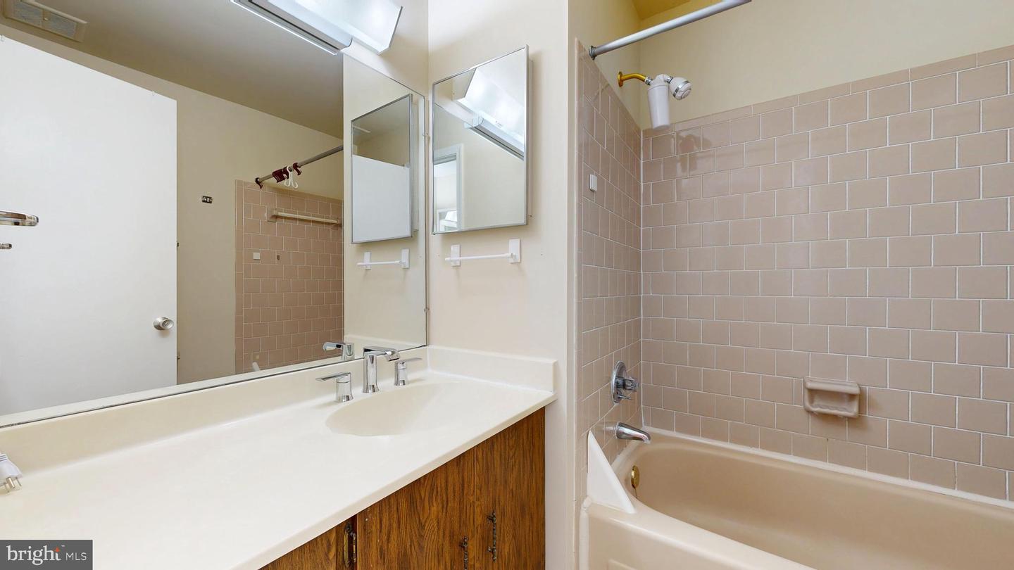 732 HUNTER CT SW, VIENNA, Virginia 22180, 3 Bedrooms Bedrooms, ,2 BathroomsBathrooms,Residential,For sale,732 HUNTER CT SW,VAFX2238326 MLS # VAFX2238326