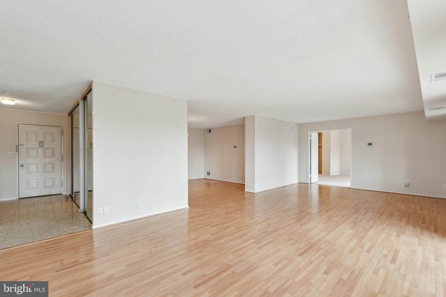8340 GREENSBORO DR #401, MCLEAN, Virginia 22102, 3 Bedrooms Bedrooms, ,3 BathroomsBathrooms,Residential,For sale,8340 GREENSBORO DR #401,VAFX2240952 MLS # VAFX2240952