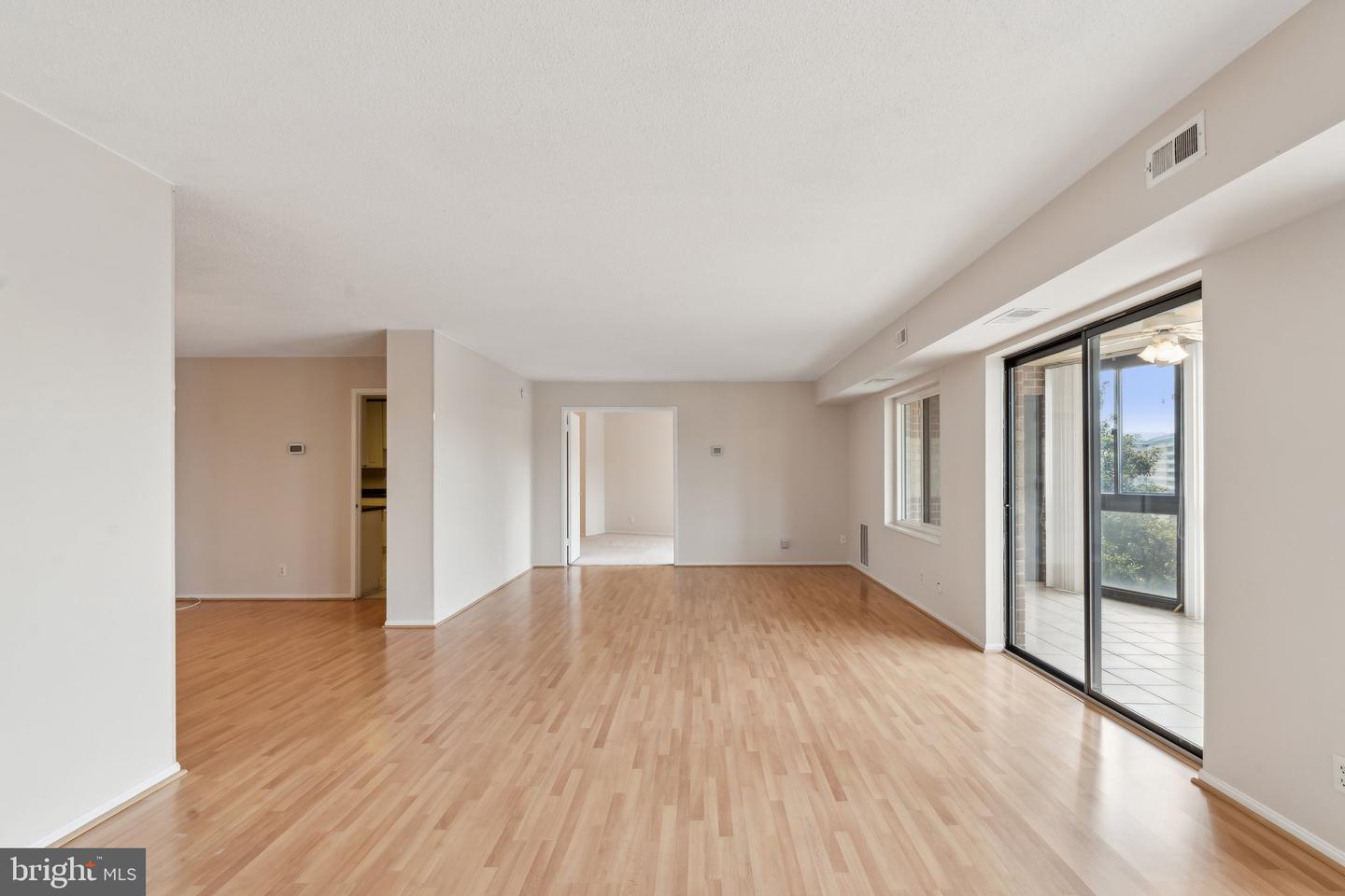 8340 GREENSBORO DR #401, MCLEAN, Virginia 22102, 3 Bedrooms Bedrooms, ,3 BathroomsBathrooms,Residential,For sale,8340 GREENSBORO DR #401,VAFX2240952 MLS # VAFX2240952
