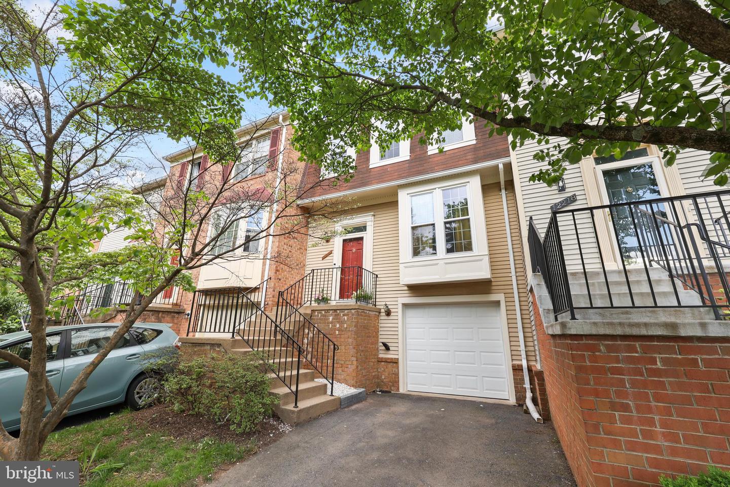 12220 APPLE ORCHARD CT, FAIRFAX, Virginia 22033, 3 Bedrooms Bedrooms, ,2 BathroomsBathrooms,Residential,For sale,12220 APPLE ORCHARD CT,VAFX2242294 MLS # VAFX2242294