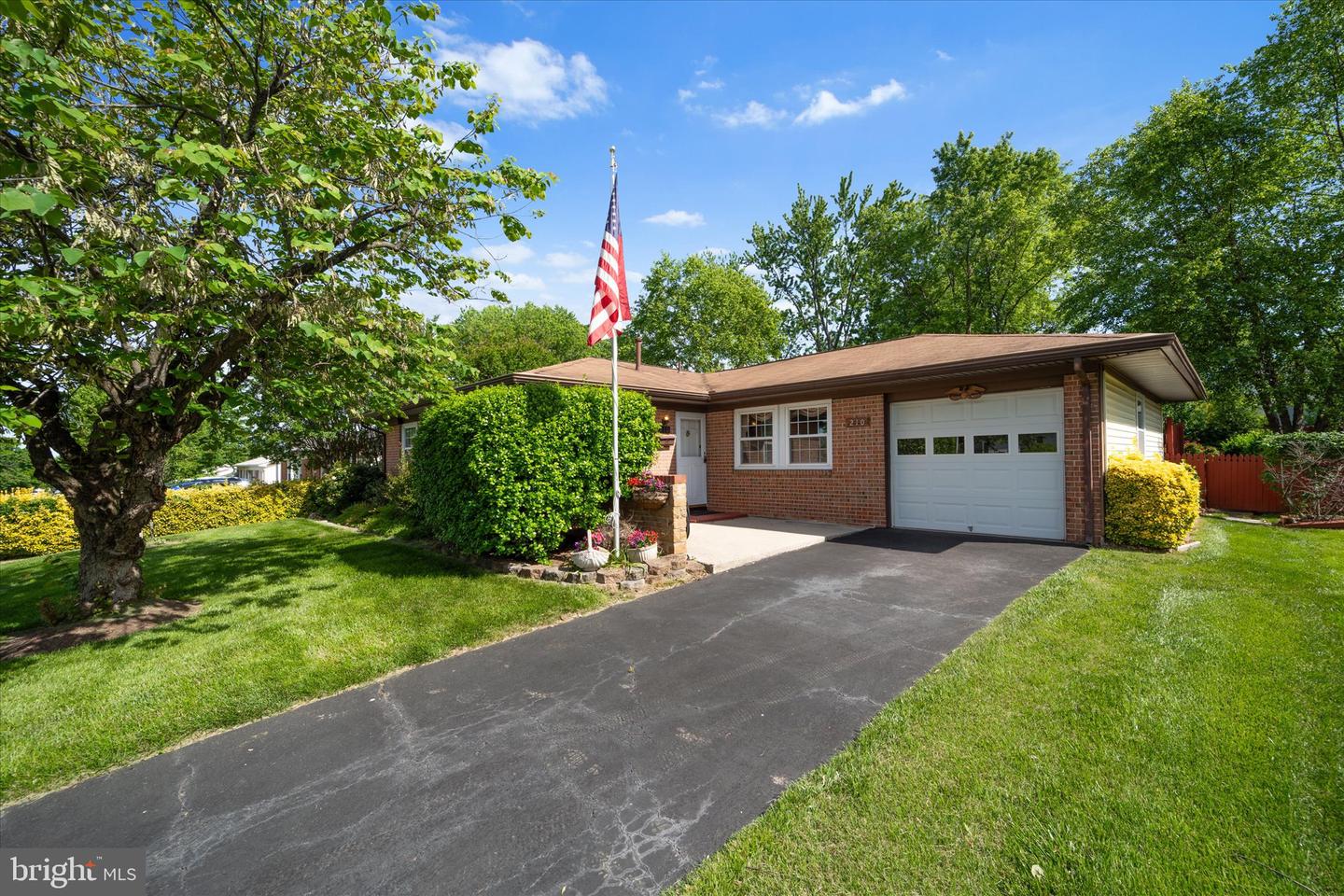 210 W BEECH RD, STERLING, Virginia 20164, 3 Bedrooms Bedrooms, ,2 BathroomsBathrooms,Residential,For sale,210 W BEECH RD,VALO2097416 MLS # VALO2097416