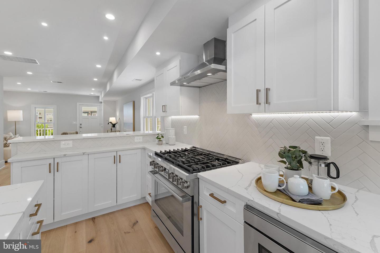 330 N PATRICK ST, ALEXANDRIA, Virginia 22314, 2 Bedrooms Bedrooms, ,2 BathroomsBathrooms,Residential,For sale,330 N PATRICK ST,VAAX2045604 MLS # VAAX2045604