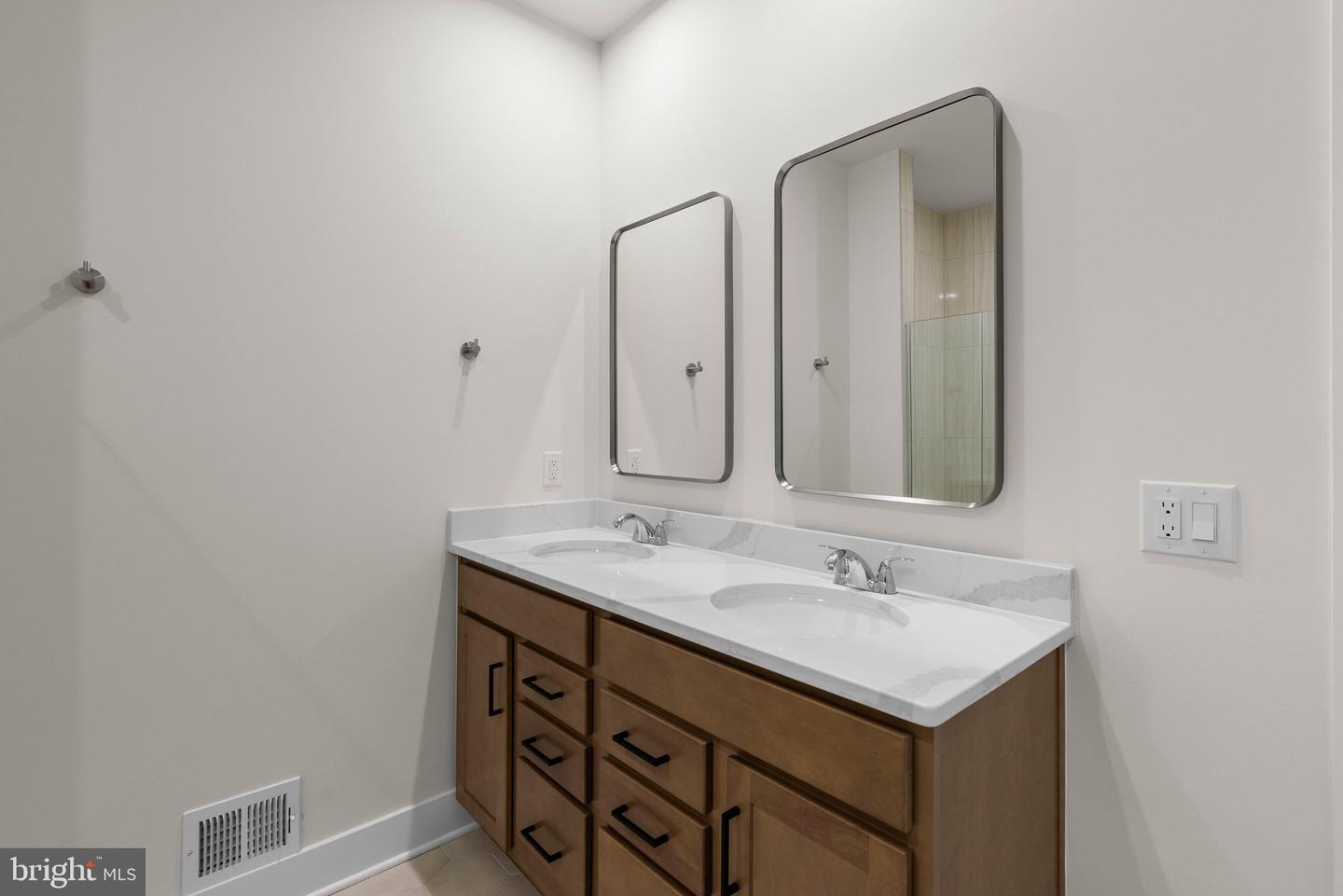 44480 LOWESTOFT SQ, ASHBURN, Virginia 20147, 3 Bedrooms Bedrooms, ,2 BathroomsBathrooms,Residential,For sale,44480 LOWESTOFT SQ,VALO2097560 MLS # VALO2097560