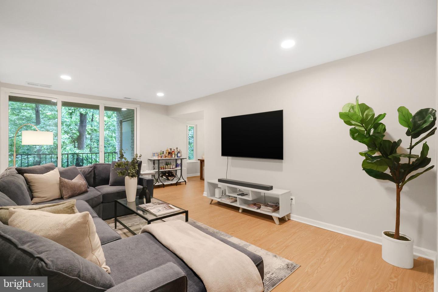 5041 7TH RD S #102, ARLINGTON, Virginia 22204, 2 Bedrooms Bedrooms, ,1 BathroomBathrooms,Residential,For sale,5041 7TH RD S #102,VAAR2058076 MLS # VAAR2058076