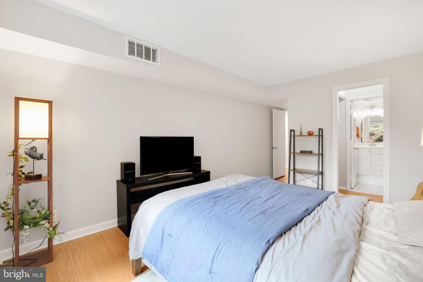 5041 7TH RD S #102, ARLINGTON, Virginia 22204, 2 Bedrooms Bedrooms, ,1 BathroomBathrooms,Residential,For sale,5041 7TH RD S #102,VAAR2058076 MLS # VAAR2058076