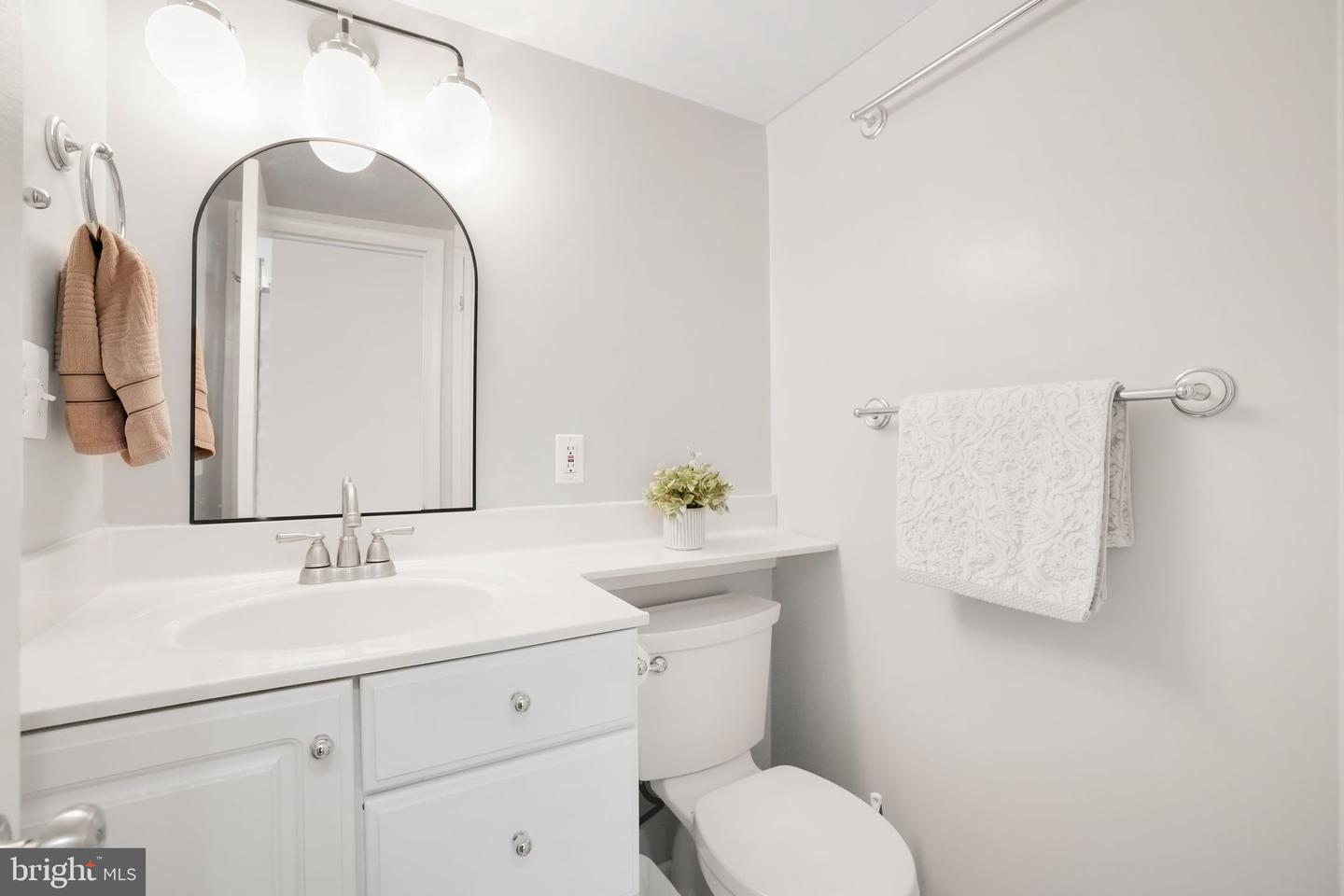 5041 7TH RD S #102, ARLINGTON, Virginia 22204, 2 Bedrooms Bedrooms, ,1 BathroomBathrooms,Residential,For sale,5041 7TH RD S #102,VAAR2058076 MLS # VAAR2058076