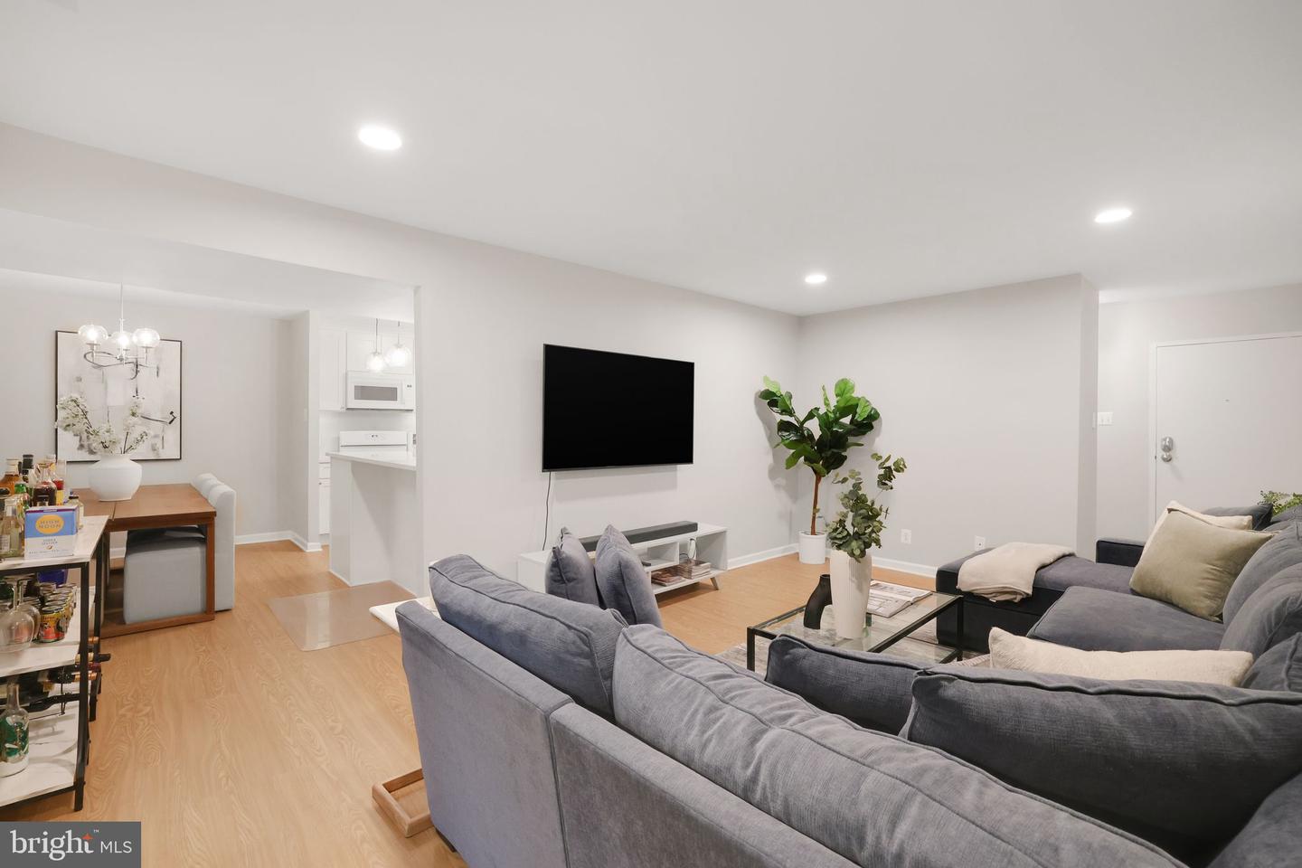 5041 7TH RD S #102, ARLINGTON, Virginia 22204, 2 Bedrooms Bedrooms, ,1 BathroomBathrooms,Residential,For sale,5041 7TH RD S #102,VAAR2058076 MLS # VAAR2058076