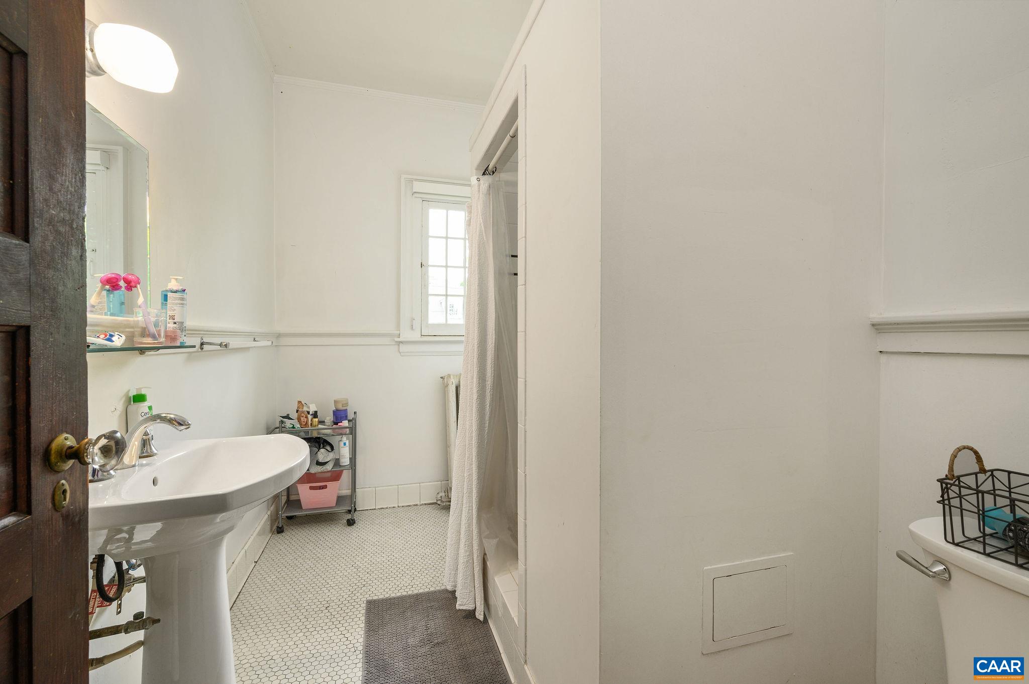 41 UNIVERSITY CIR, CHARLOTTESVILLE, Virginia 22903, ,Residential,41 UNIVERSITY CIR,664294 MLS # 664294