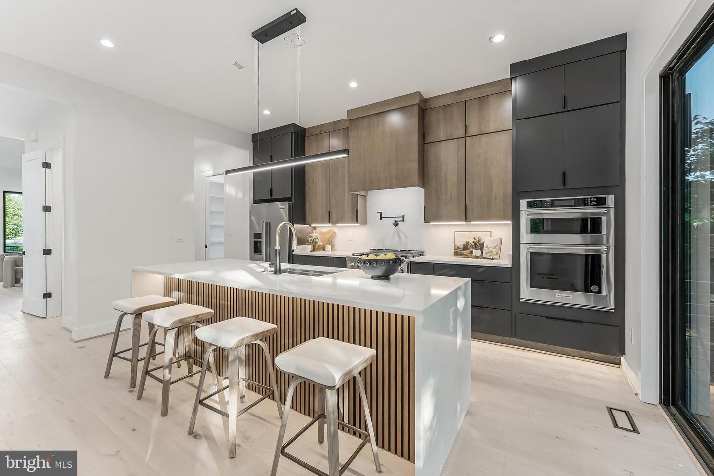 824 N EDISON ST, ARLINGTON, Virginia 22205, 5 Bedrooms Bedrooms, ,4 BathroomsBathrooms,Residential,For sale,824 N EDISON ST,VAAR2054058 MLS # VAAR2054058