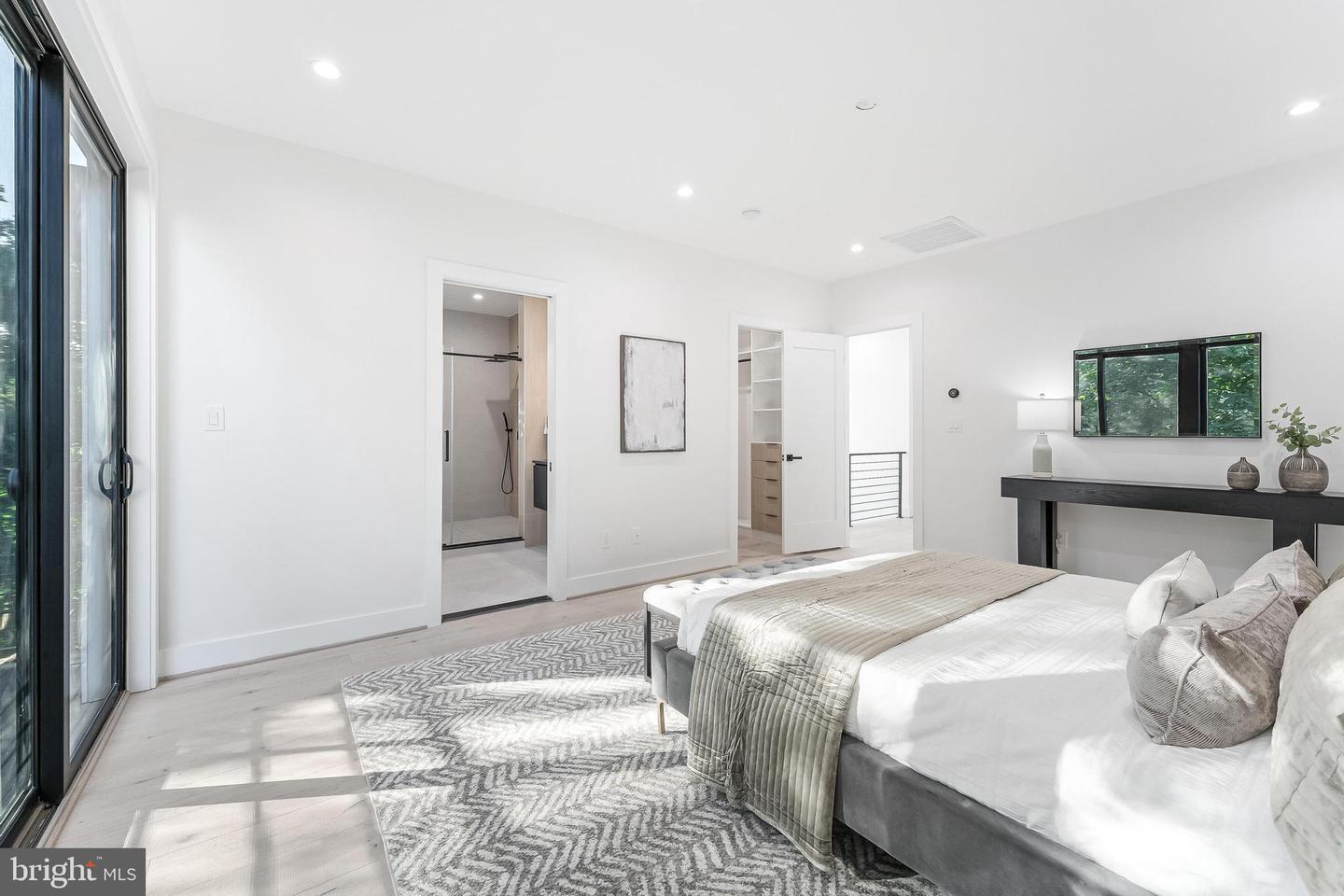 824 N EDISON ST, ARLINGTON, Virginia 22205, 5 Bedrooms Bedrooms, ,4 BathroomsBathrooms,Residential,For sale,824 N EDISON ST,VAAR2054058 MLS # VAAR2054058