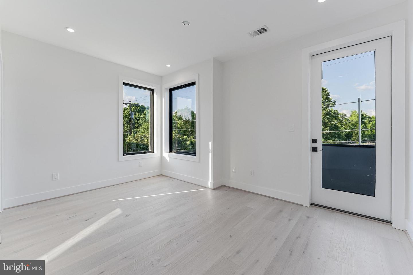 824 N EDISON ST, ARLINGTON, Virginia 22205, 5 Bedrooms Bedrooms, ,4 BathroomsBathrooms,Residential,For sale,824 N EDISON ST,VAAR2054058 MLS # VAAR2054058
