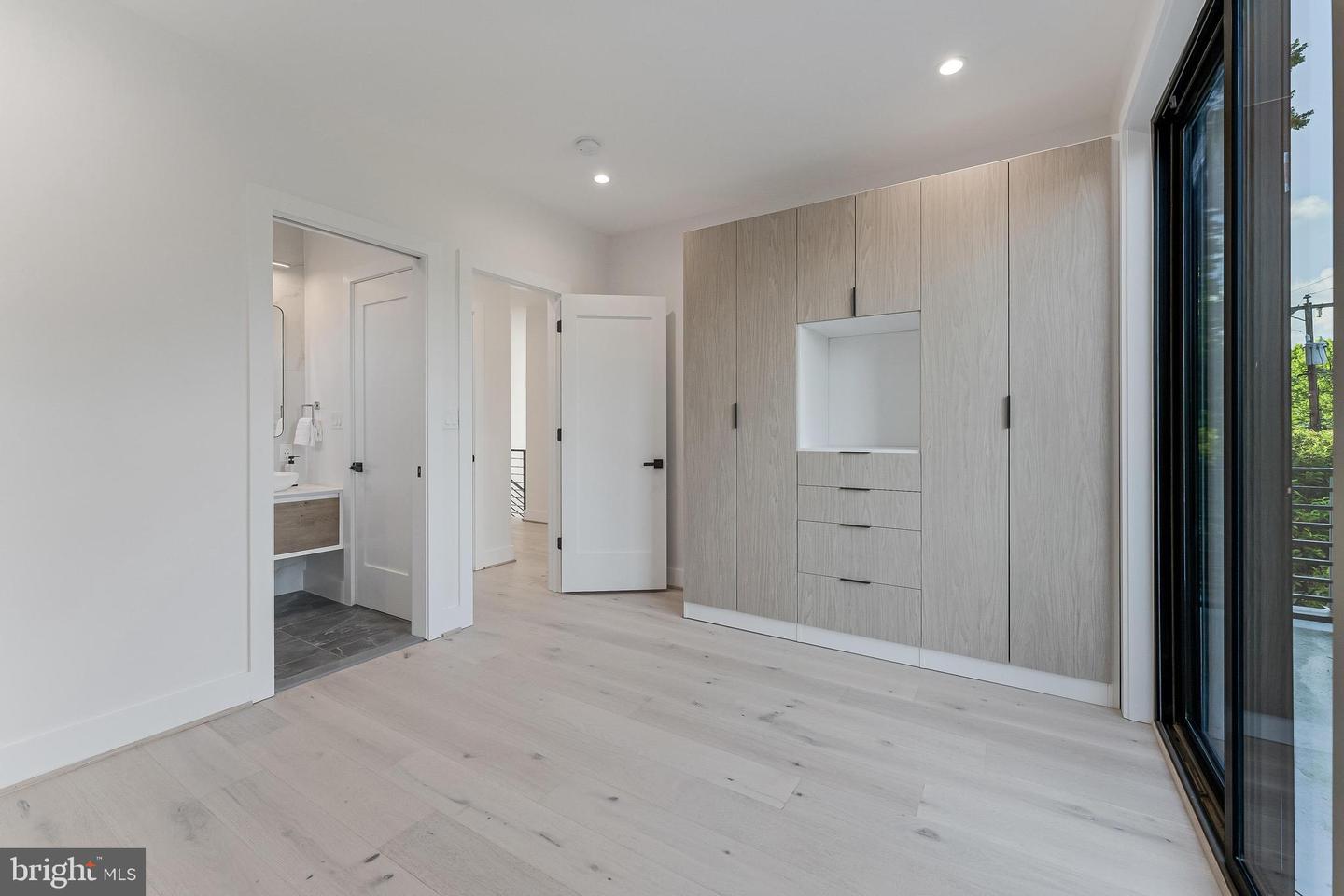 824 N EDISON ST, ARLINGTON, Virginia 22205, 5 Bedrooms Bedrooms, ,4 BathroomsBathrooms,Residential,For sale,824 N EDISON ST,VAAR2054058 MLS # VAAR2054058