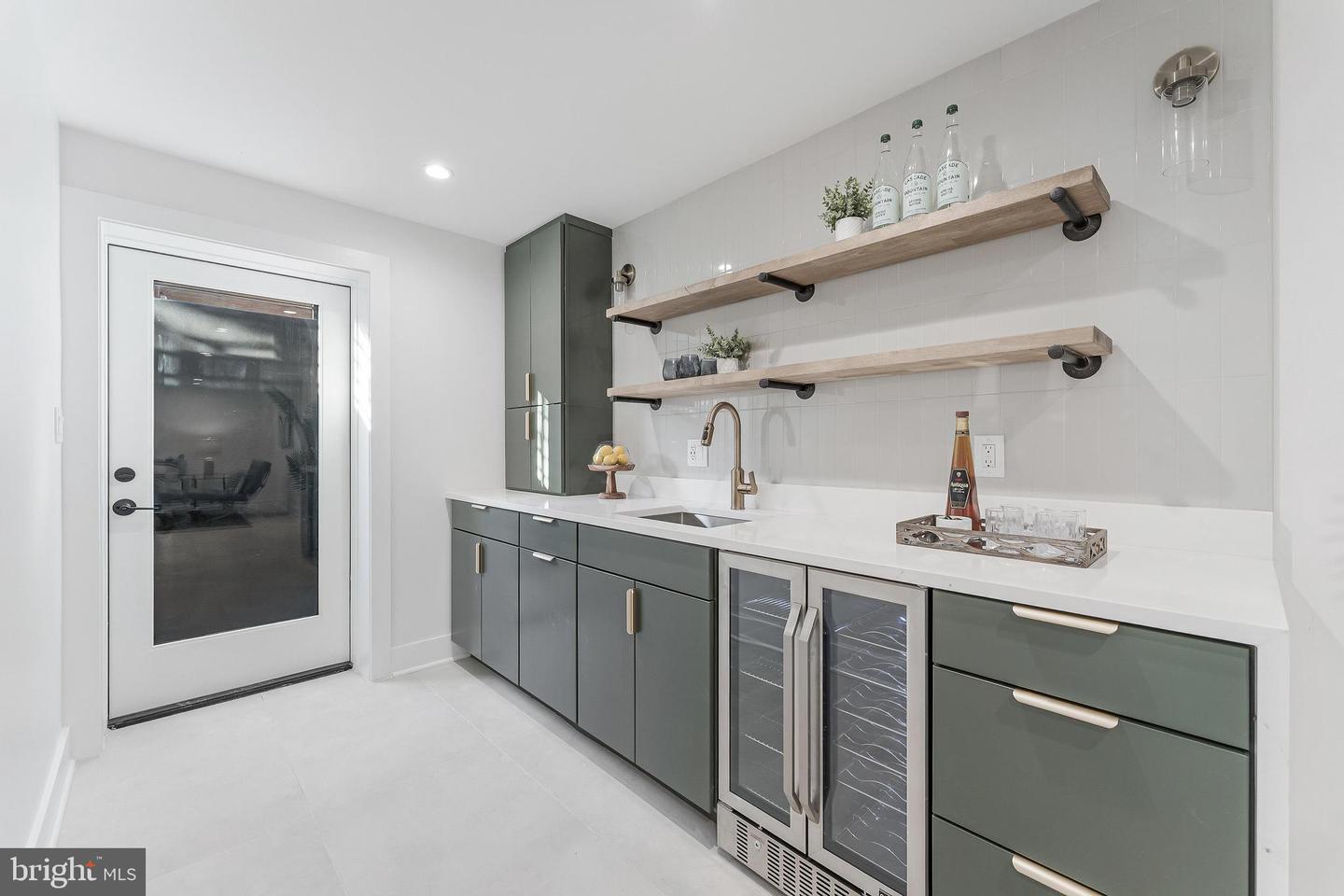 824 N EDISON ST, ARLINGTON, Virginia 22205, 5 Bedrooms Bedrooms, ,4 BathroomsBathrooms,Residential,For sale,824 N EDISON ST,VAAR2054058 MLS # VAAR2054058