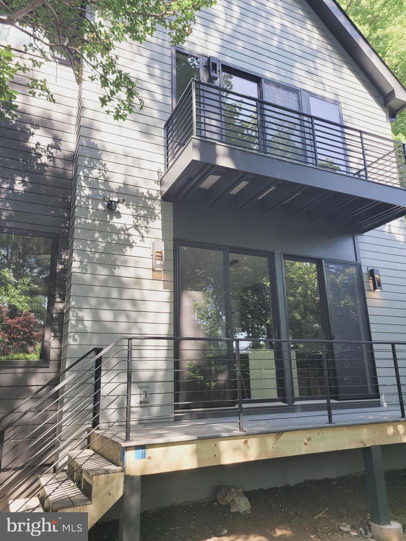 824 N EDISON ST, ARLINGTON, Virginia 22205, 5 Bedrooms Bedrooms, ,4 BathroomsBathrooms,Residential,For sale,824 N EDISON ST,VAAR2054058 MLS # VAAR2054058