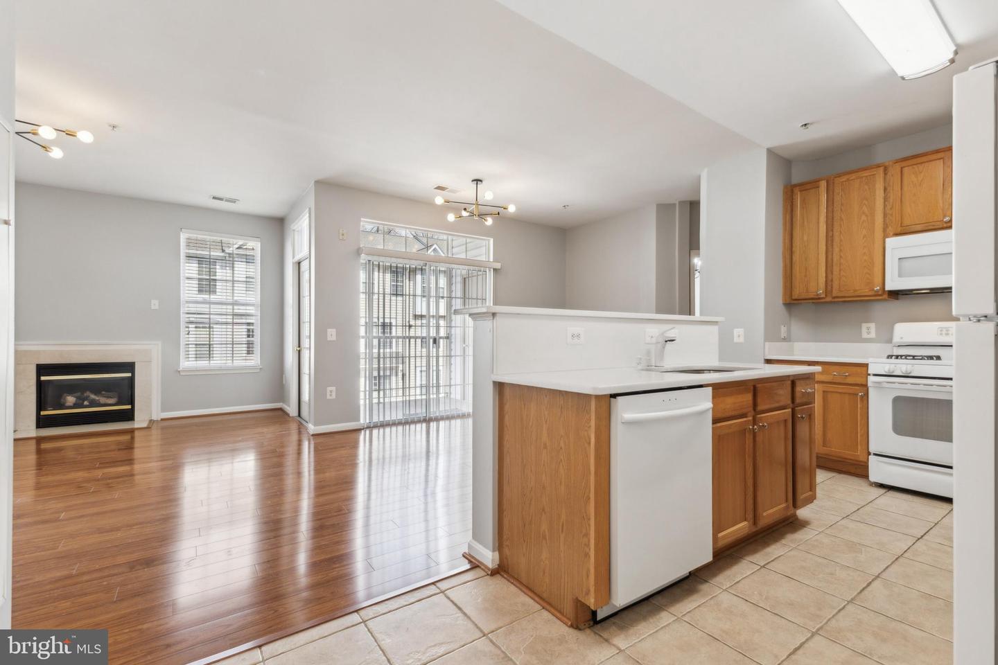 11623 CAVALIER LANDING CT #305, FAIRFAX, Virginia 22030, 2 Bedrooms Bedrooms, ,2 BathroomsBathrooms,Residential,For sale,11623 CAVALIER LANDING CT #305,VAFX2228662 MLS # VAFX2228662