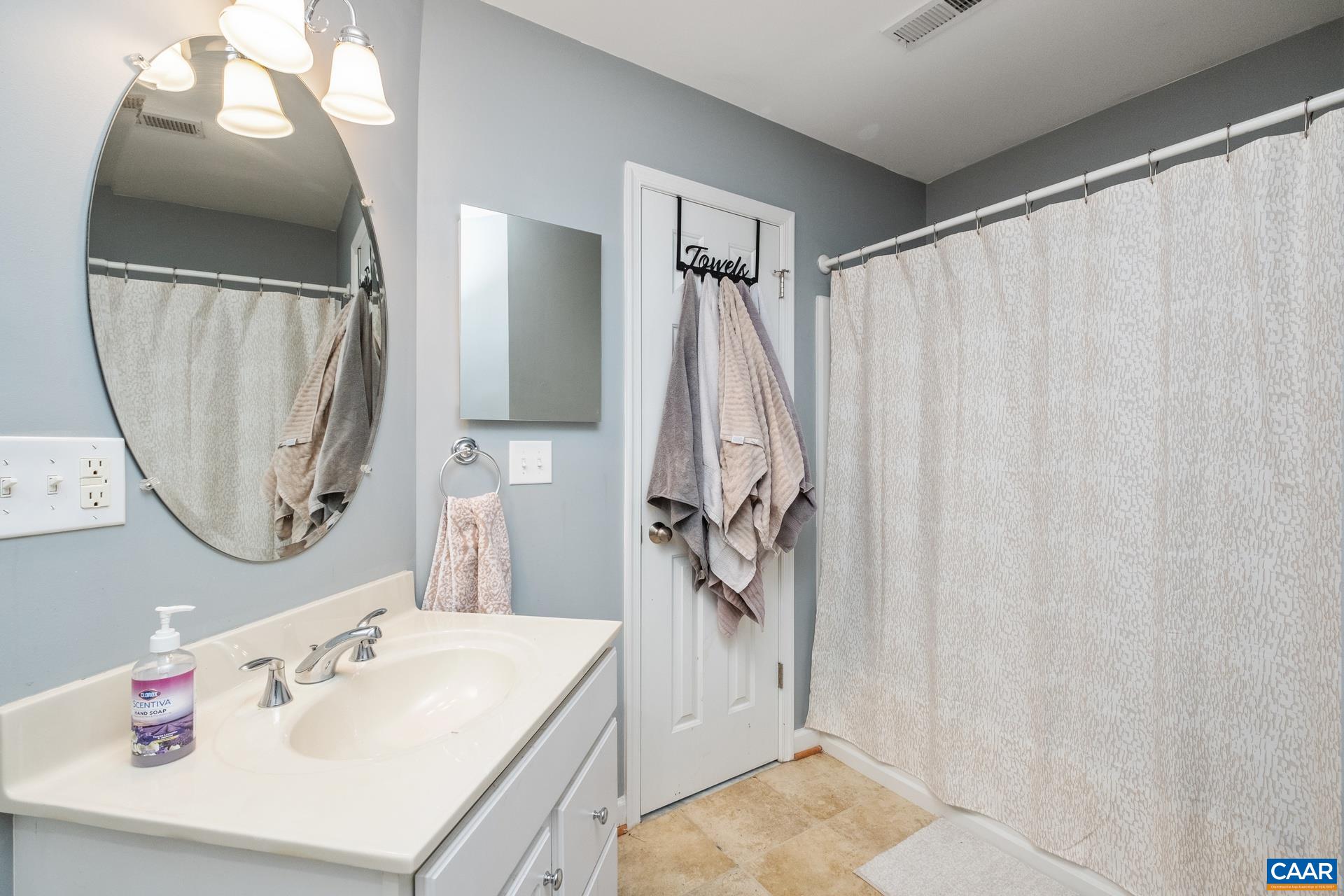 Full bathroom with access to bedroom 4 and the hallway.