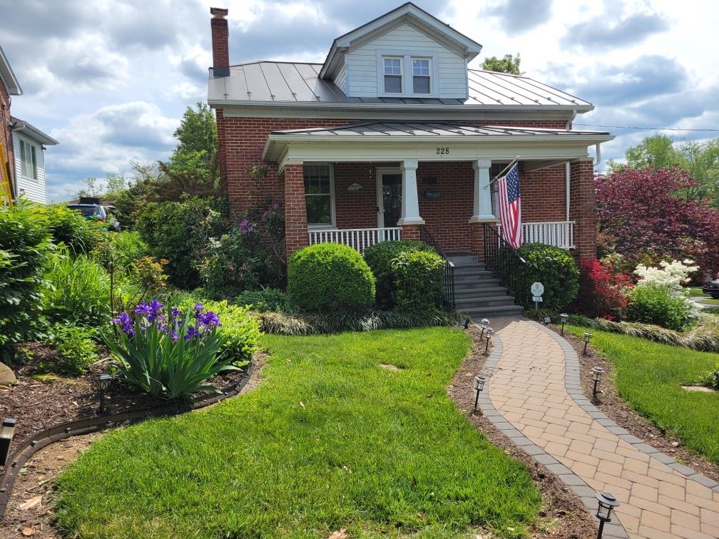 228 HENDREN AVE, STAUNTON, Virginia 24401, 3 Bedrooms Bedrooms, ,2 BathroomsBathrooms,Residential,228 HENDREN AVE,664873 MLS # 664873