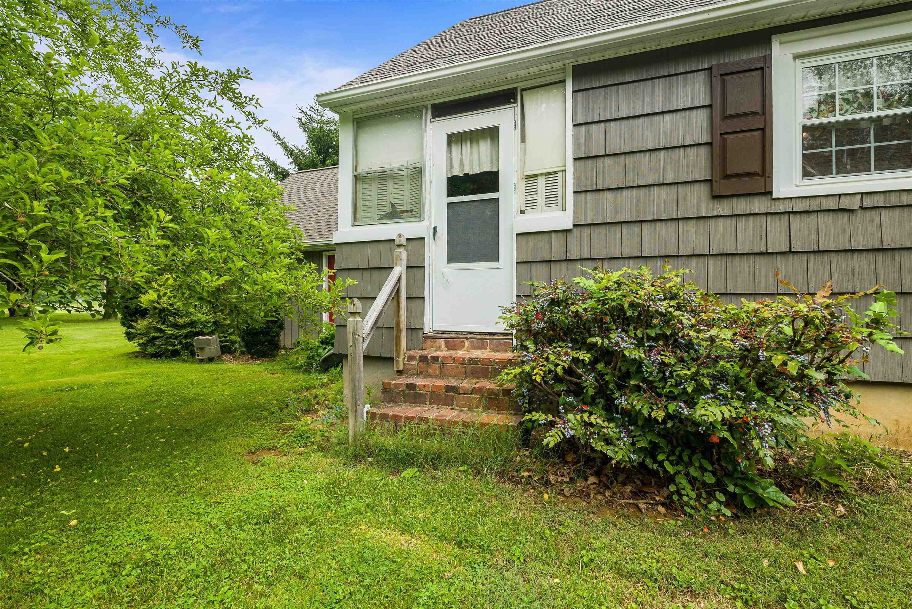 2156 LYNDHURST RD, WAYNESBORO, Virginia 22980, 3 Bedrooms Bedrooms, ,1 BathroomBathrooms,Residential,2156 LYNDHURST RD,664895 MLS # 664895