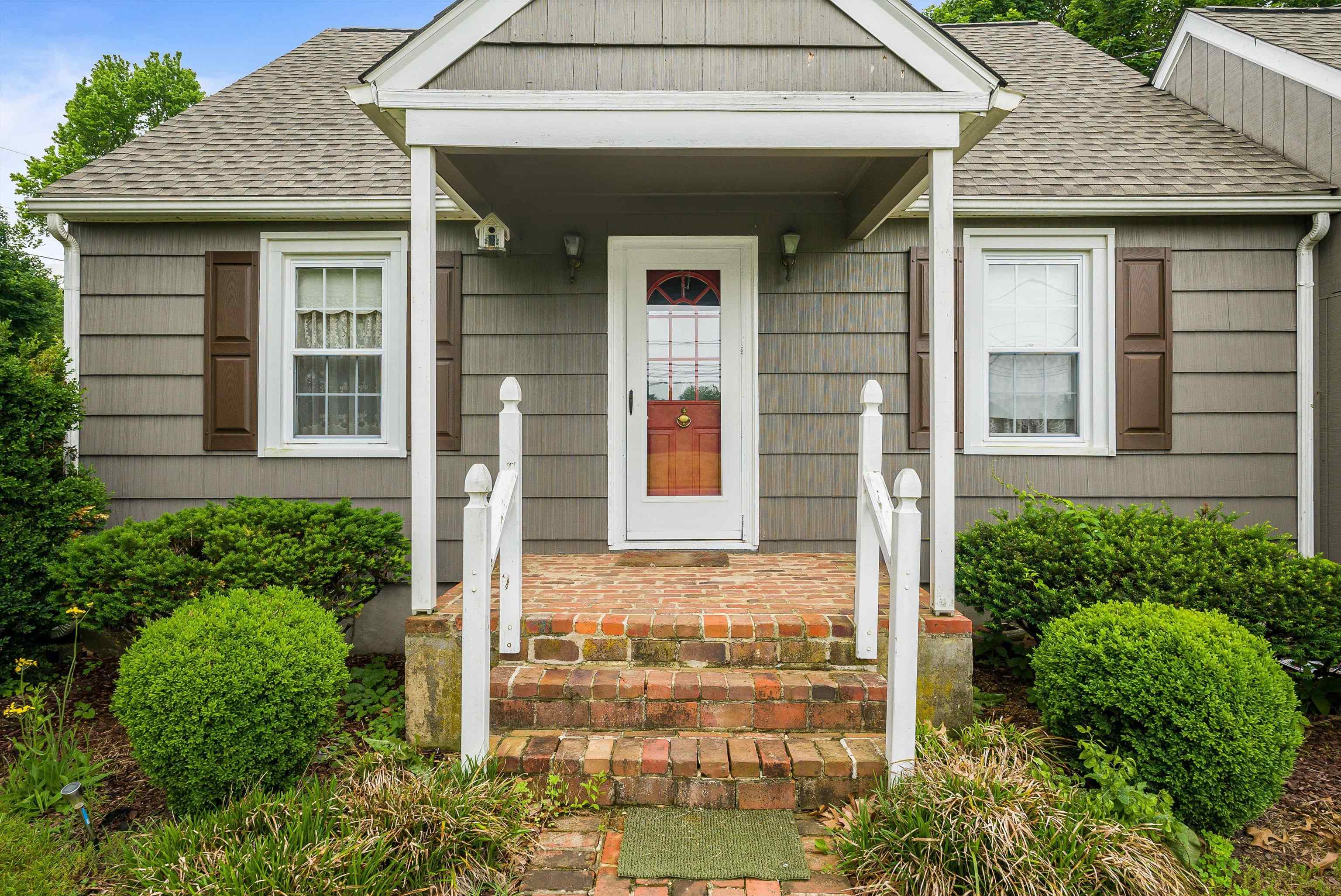 2156 LYNDHURST RD, WAYNESBORO, Virginia 22980, 3 Bedrooms Bedrooms, ,1 BathroomBathrooms,Residential,2156 LYNDHURST RD,664895 MLS # 664895