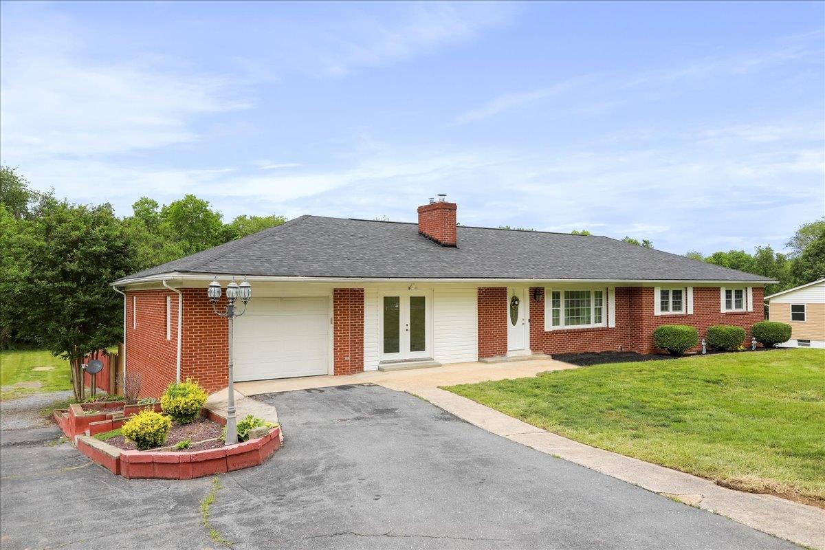 210 JACKSON AVE, NEW MARKET, Virginia 22844, 5 Bedrooms Bedrooms, ,4 BathroomsBathrooms,Residential,210 JACKSON AVE,664912 MLS # 664912