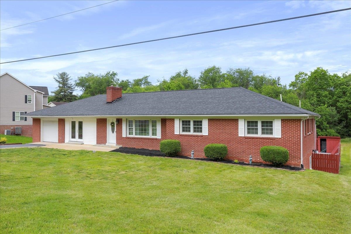 210 JACKSON AVE, NEW MARKET, Virginia 22844, 5 Bedrooms Bedrooms, ,4 BathroomsBathrooms,Residential,210 JACKSON AVE,664912 MLS # 664912