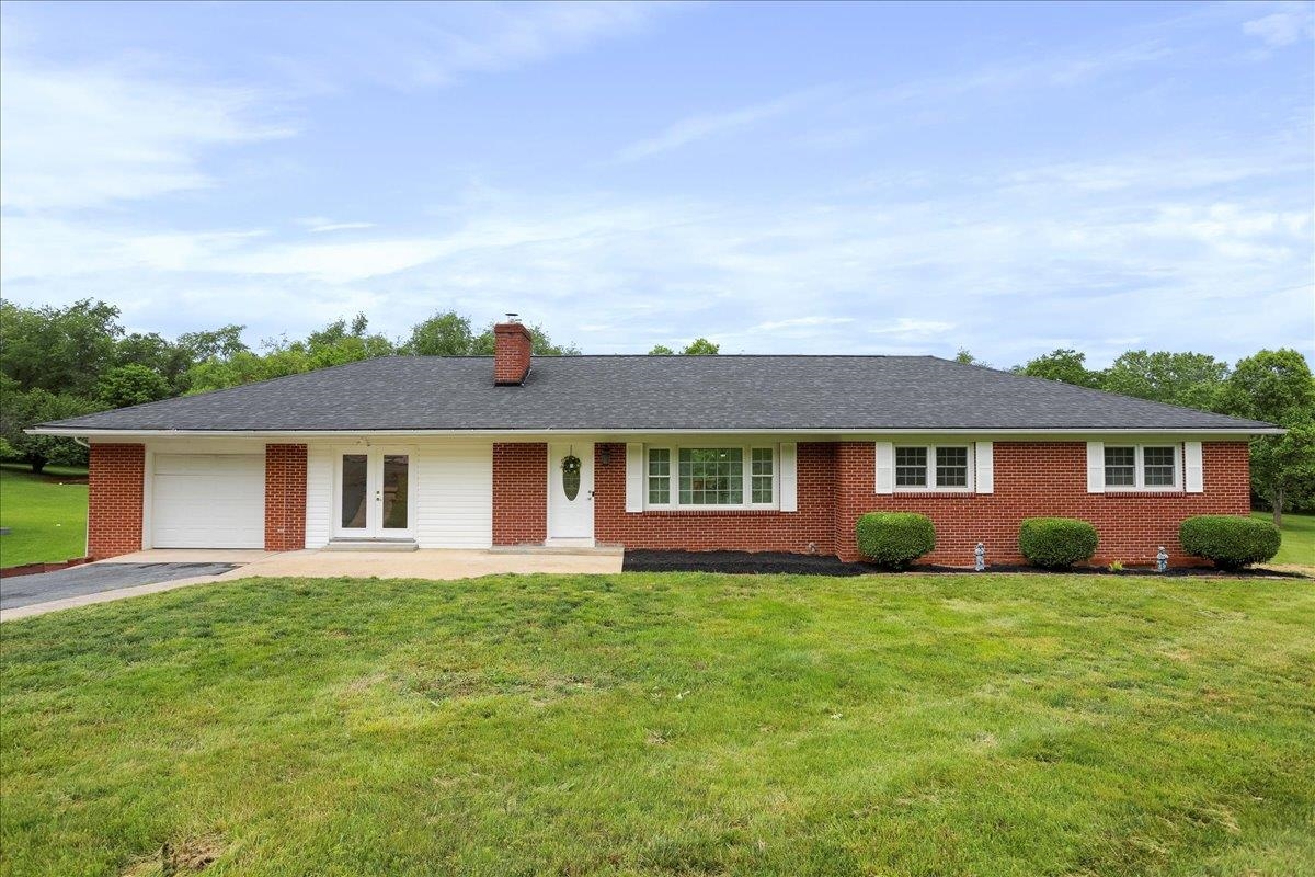 210 JACKSON AVE, NEW MARKET, Virginia 22844, 5 Bedrooms Bedrooms, ,4 BathroomsBathrooms,Residential,210 JACKSON AVE,664912 MLS # 664912