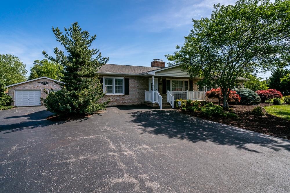 404 3RD ST, GROTTOES, Virginia 24441, 3 Bedrooms Bedrooms, ,2 BathroomsBathrooms,Residential,404 3RD ST,664914 MLS # 664914
