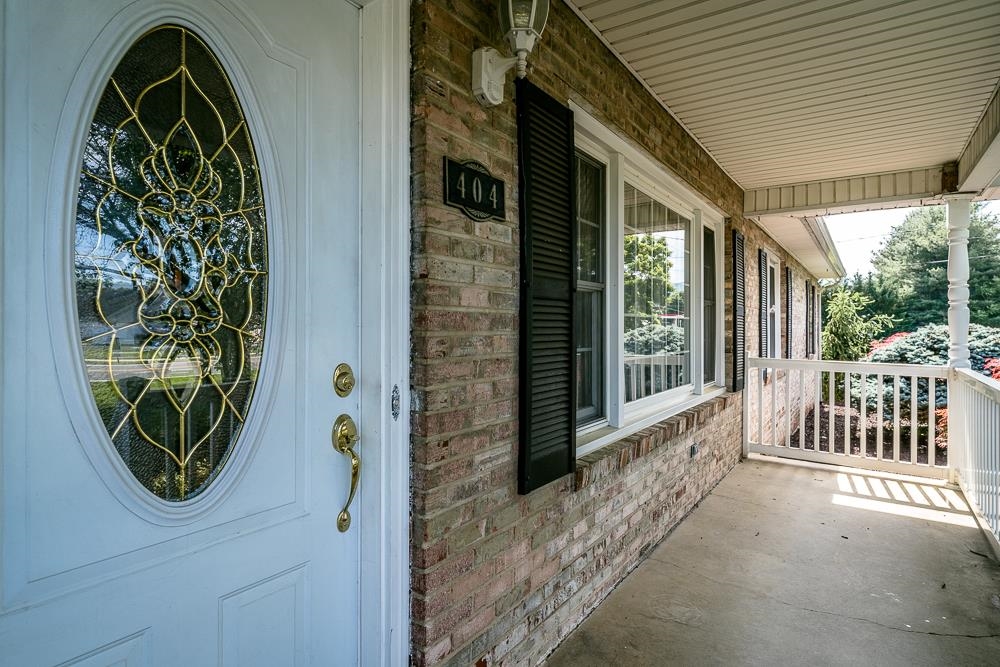 404 3RD ST, GROTTOES, Virginia 24441, 3 Bedrooms Bedrooms, ,2 BathroomsBathrooms,Residential,404 3RD ST,664914 MLS # 664914