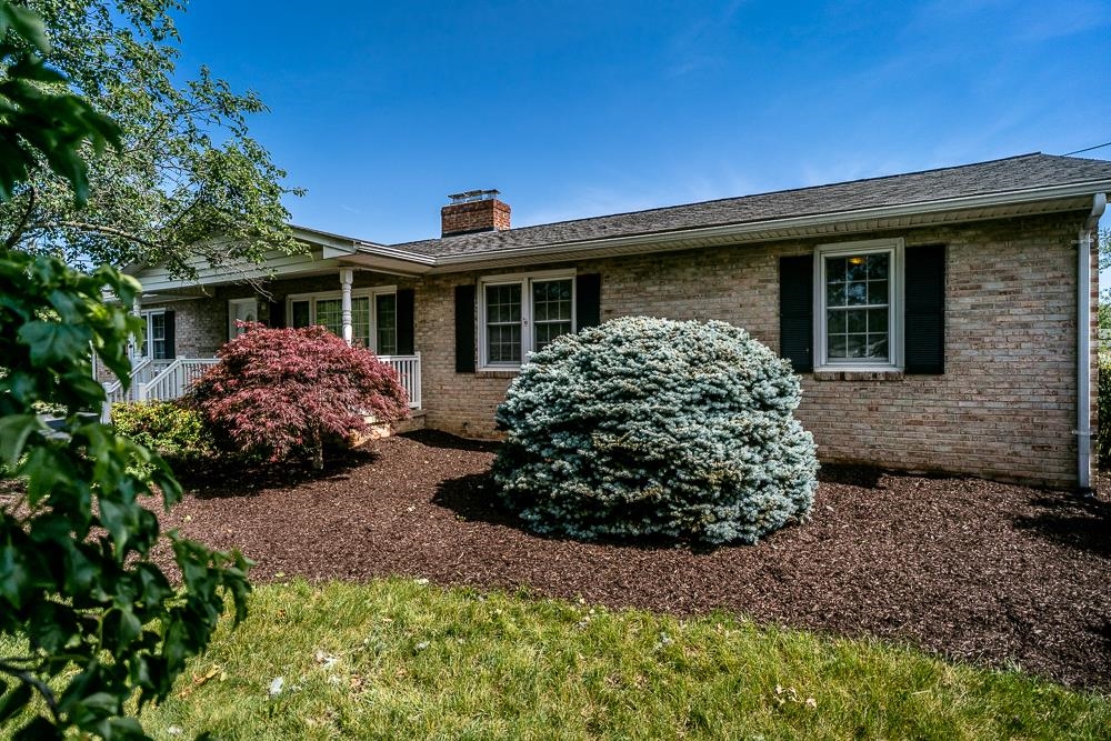 404 3RD ST, GROTTOES, Virginia 24441, 3 Bedrooms Bedrooms, ,2 BathroomsBathrooms,Residential,404 3RD ST,664914 MLS # 664914