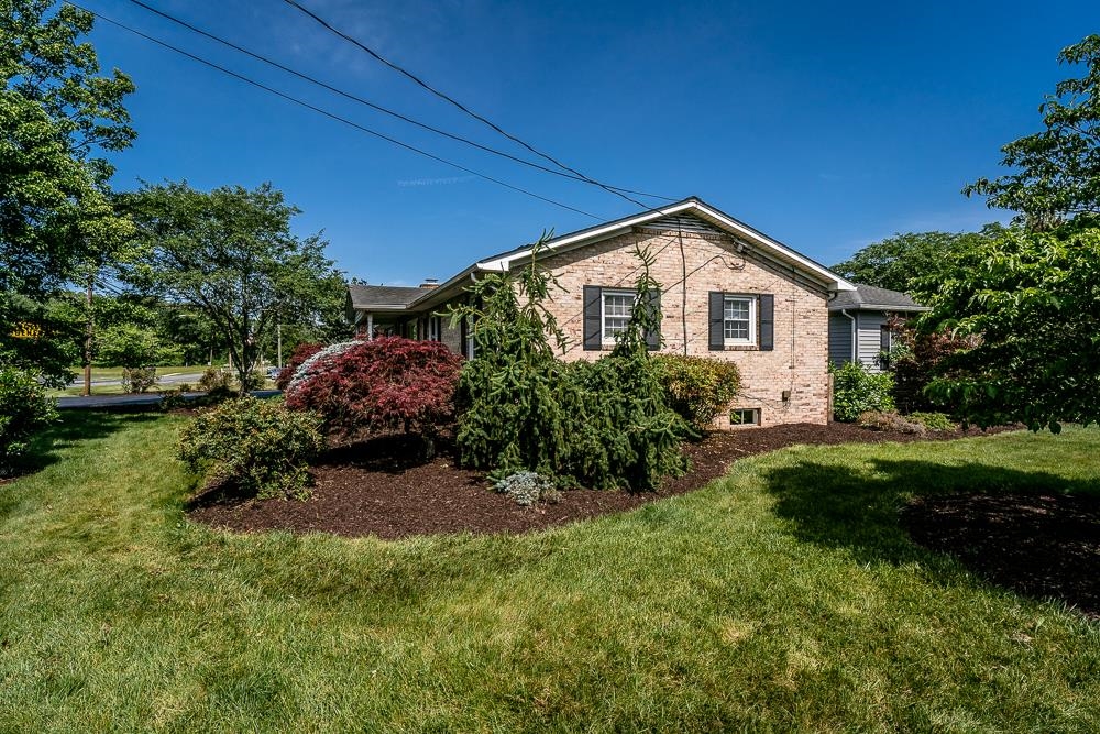 404 3RD ST, GROTTOES, Virginia 24441, 3 Bedrooms Bedrooms, ,2 BathroomsBathrooms,Residential,404 3RD ST,664914 MLS # 664914