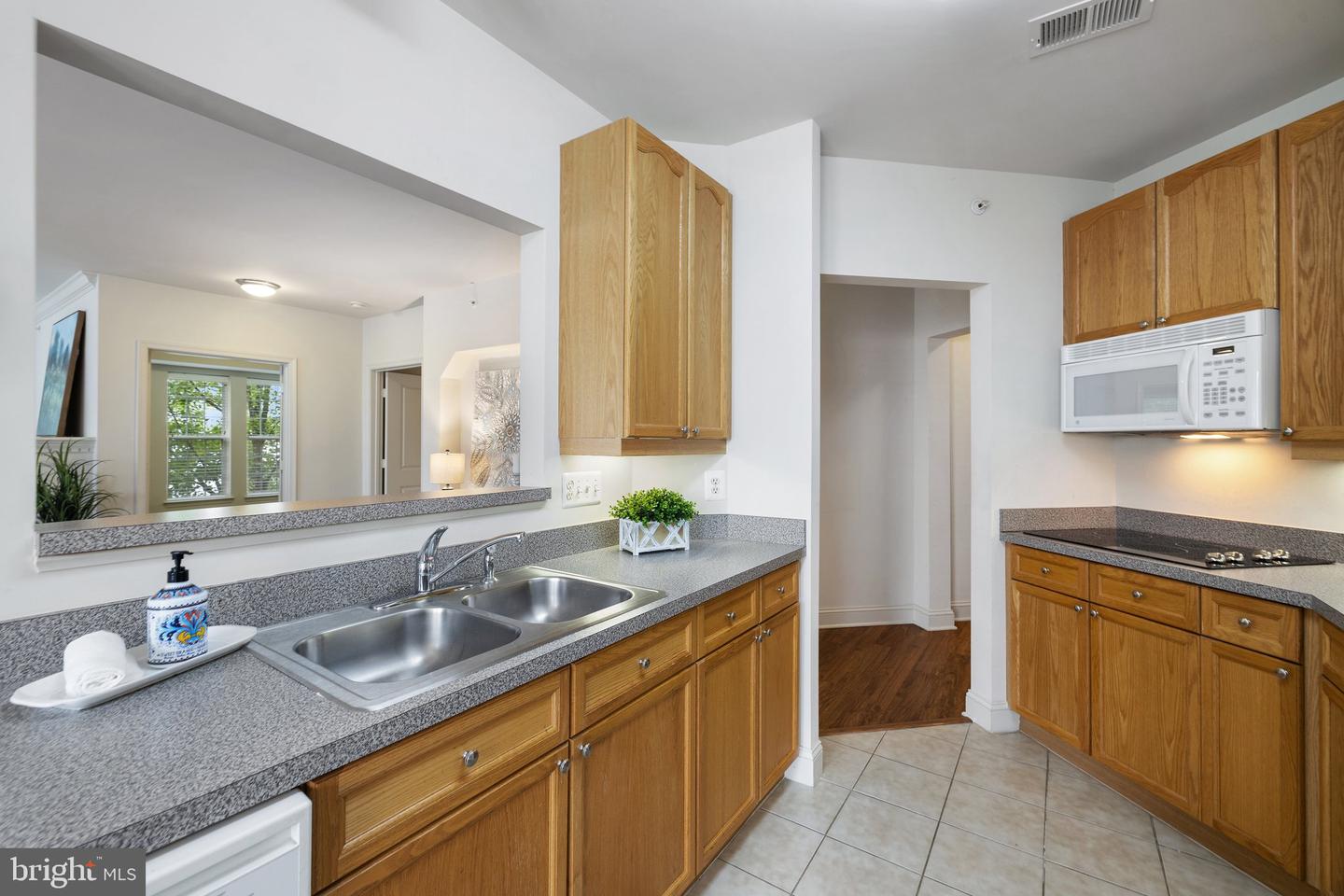 6704 HOLLY FARM LN #203, NEW BALTIMORE, Virginia 20187, 2 Bedrooms Bedrooms, ,2 BathroomsBathrooms,Residential,For sale,6704 HOLLY FARM LN #203,VAFQ2016462 MLS # VAFQ2016462