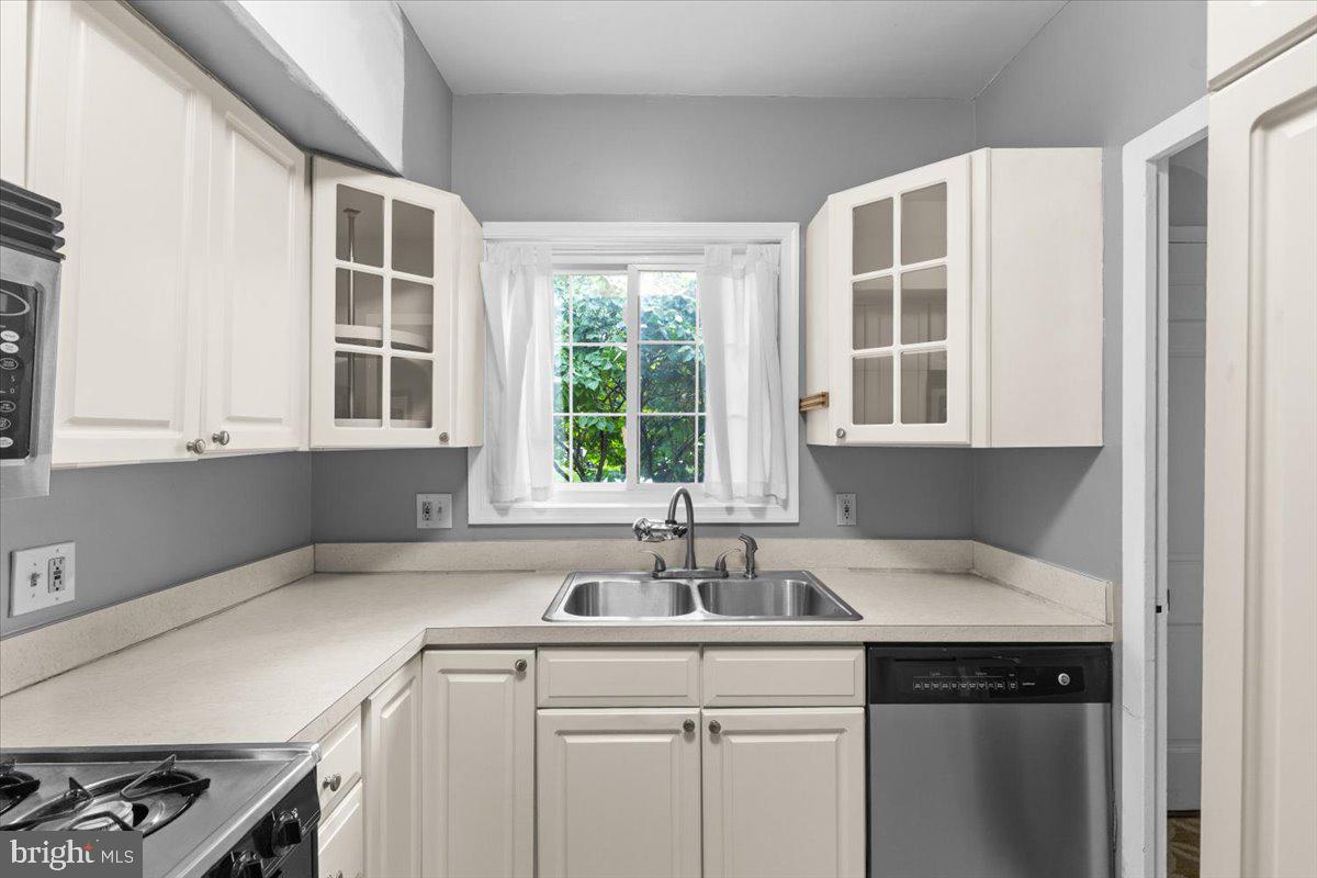 3128 MARTHA CUSTIS DR, ALEXANDRIA, Virginia 22302, 2 Bedrooms Bedrooms, ,1 BathroomBathrooms,Residential,For sale,3128 MARTHA CUSTIS DR,VAAX2044944 MLS # VAAX2044944