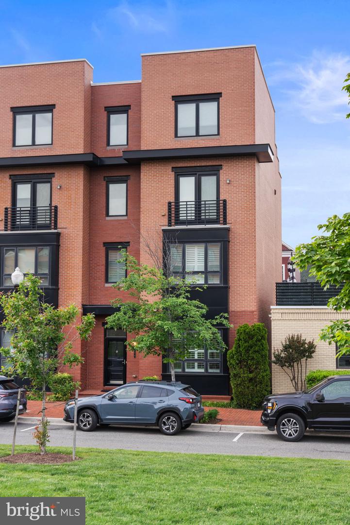 724 E HOWELL AVE, ALEXANDRIA, Virginia 22301, 3 Bedrooms Bedrooms, ,3 BathroomsBathrooms,Residential,For sale,724 E HOWELL AVE,VAAX2045014 MLS # VAAX2045014
