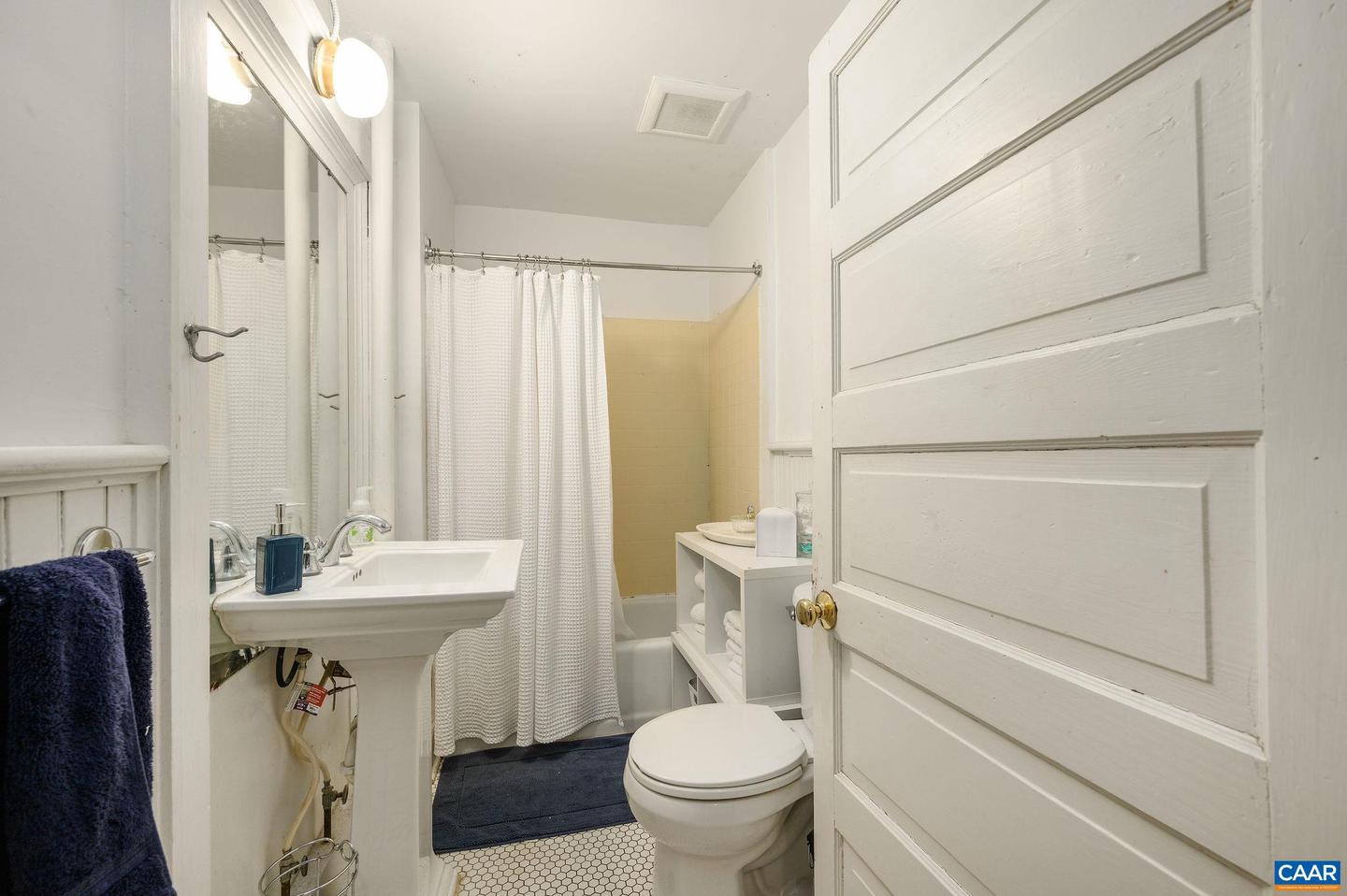 41 UNIVERSITY CIR, CHARLOTTESVILLE, Virginia 22903, 12 Bedrooms Bedrooms, ,6 BathroomsBathrooms,Residential,For sale,41 UNIVERSITY CIR,664290 MLS # 664290