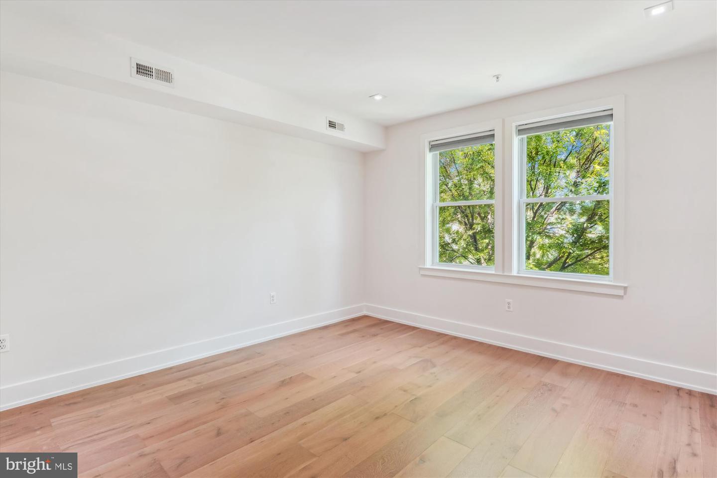 5110 FORT TOTTEN DR NE #4, WASHINGTON, District Of Columbia 20011, 2 Bedrooms Bedrooms, ,2 BathroomsBathrooms,Residential,For sale,5110 FORT TOTTEN DR NE #4,DCDC2200212 MLS # DCDC2200212 5110 FORT TOTTEN DR NE #4, WASHINGTON, District Of Columbia 20011, 2 Bedrooms Bedrooms, ,2 BathroomsBathrooms,Residential,For sale,5110 FORT TOTTEN DR NE #4,DCDC2200212 MLS # DCDC2200212