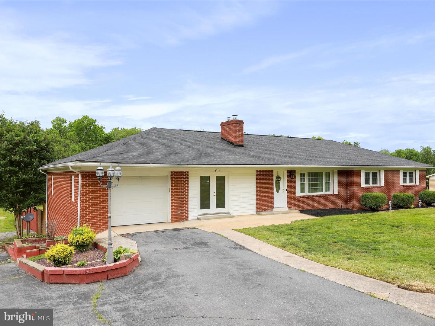 210 JACKSON AVE, NEW MARKET, Virginia 22844, 5 Bedrooms Bedrooms, ,4 BathroomsBathrooms,Residential,For sale,210 JACKSON AVE,VASH2011456 MLS # VASH2011456