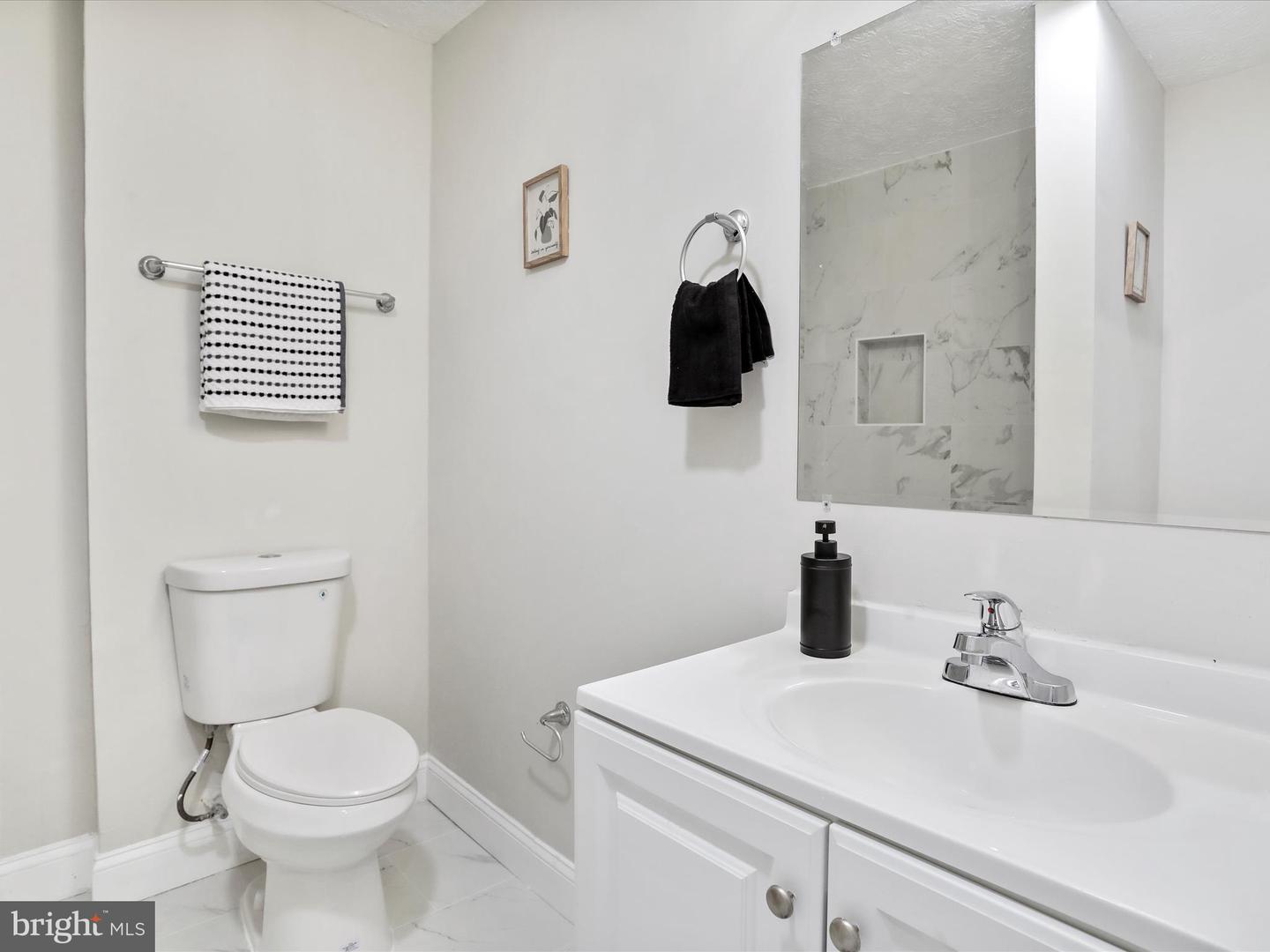 210 JACKSON AVE, NEW MARKET, Virginia 22844, 5 Bedrooms Bedrooms, ,4 BathroomsBathrooms,Residential,For sale,210 JACKSON AVE,VASH2011456 MLS # VASH2011456