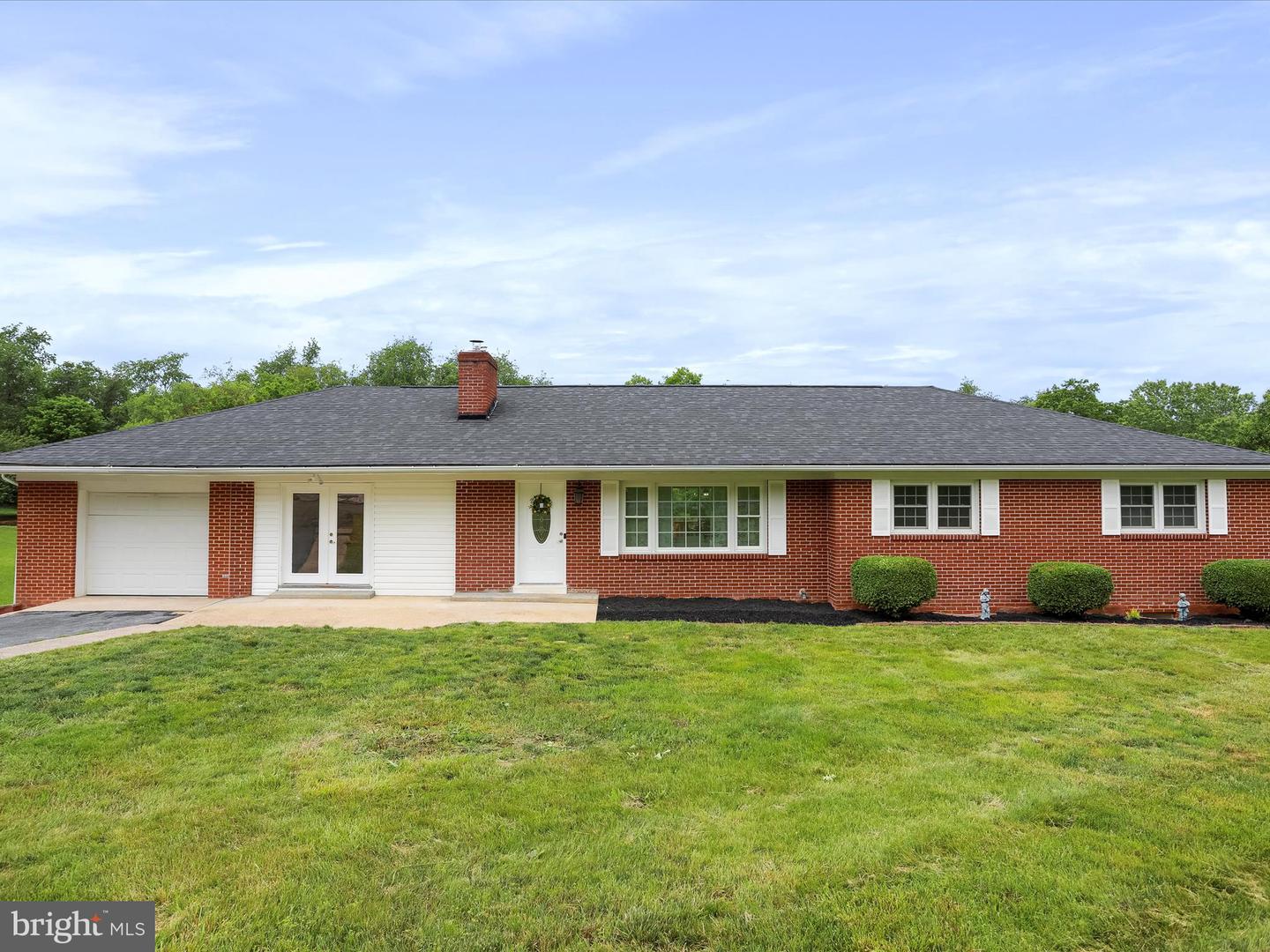210 JACKSON AVE, NEW MARKET, Virginia 22844, 5 Bedrooms Bedrooms, ,4 BathroomsBathrooms,Residential,For sale,210 JACKSON AVE,VASH2011456 MLS # VASH2011456